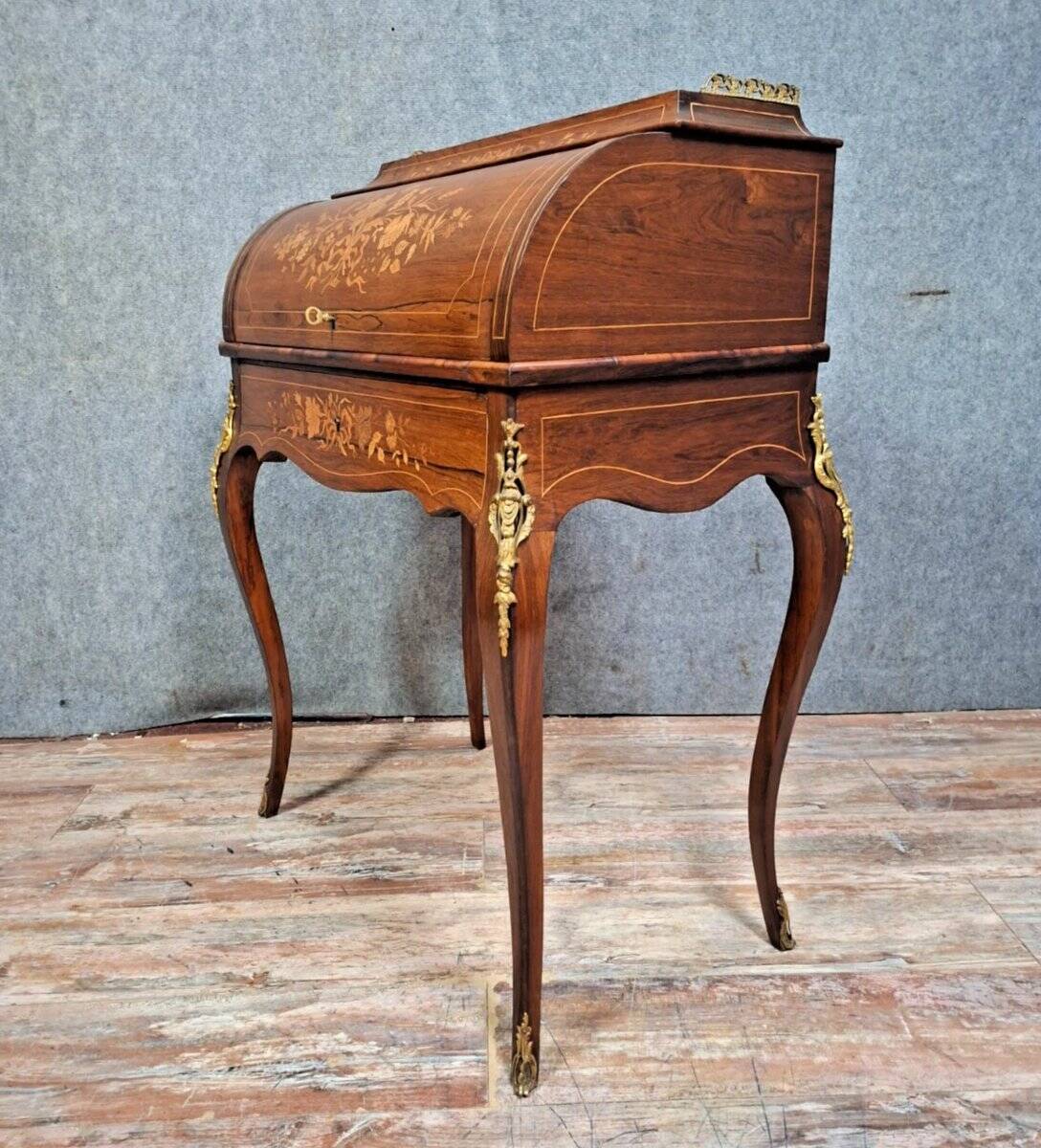 cylinder desk in Louis XV style, elegant and very decorative.