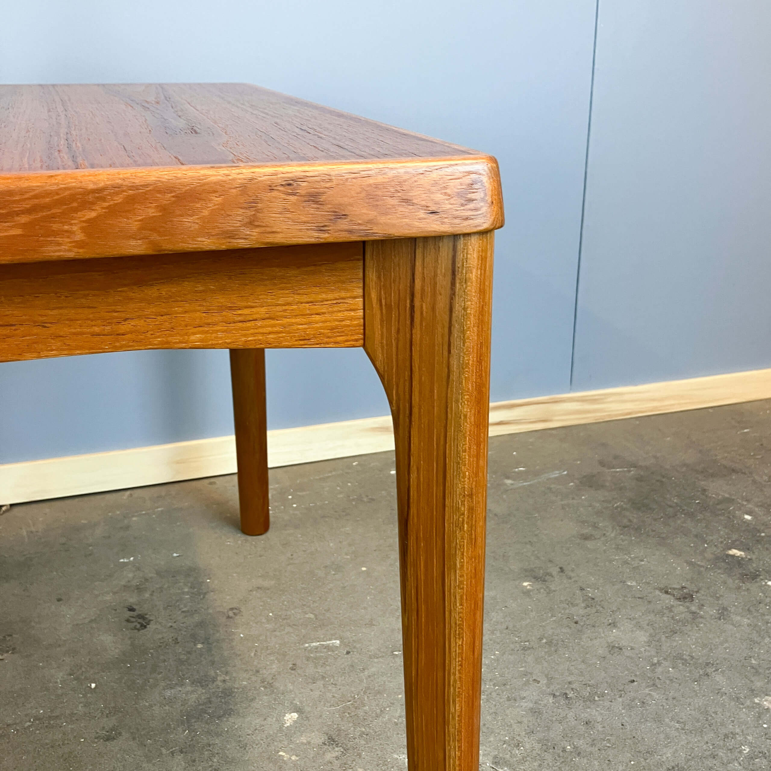 Table d'appoint par Henning Kjaernulf pour Vejle Stole- & Møbelfabrik, teck, années 1960.