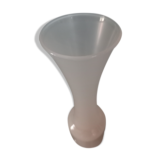 Vase en opaline rose pâle