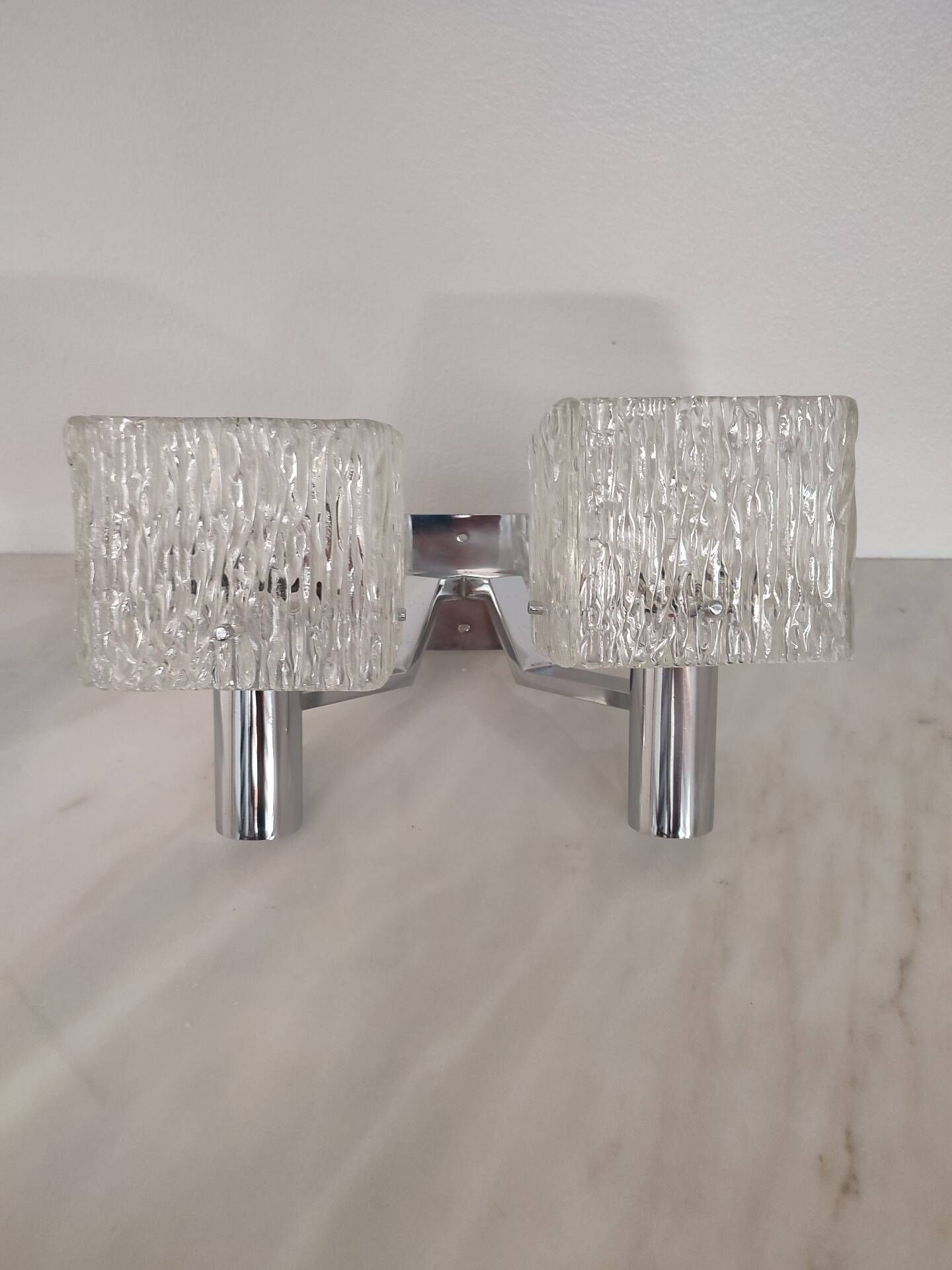 Vintage wall light in textured moulded glass and chrome metal.