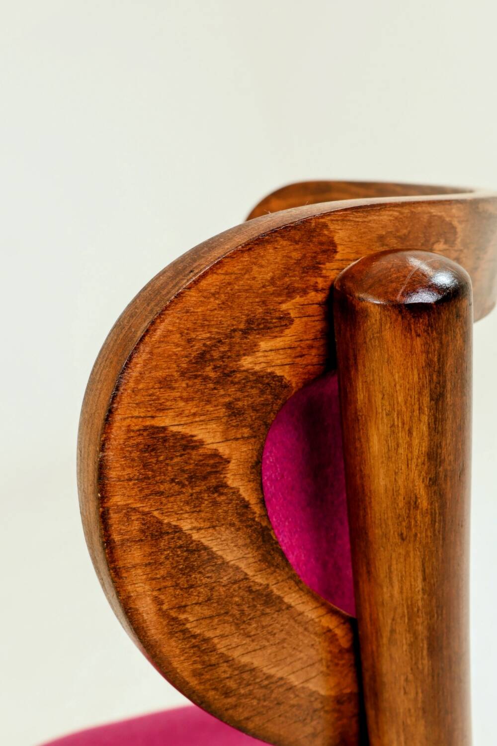Chaise rétro en bois cintré de style classique, revêtement en laine fuchsia, rénovée.
