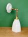 Applique tulipe vintage en opaline blanche