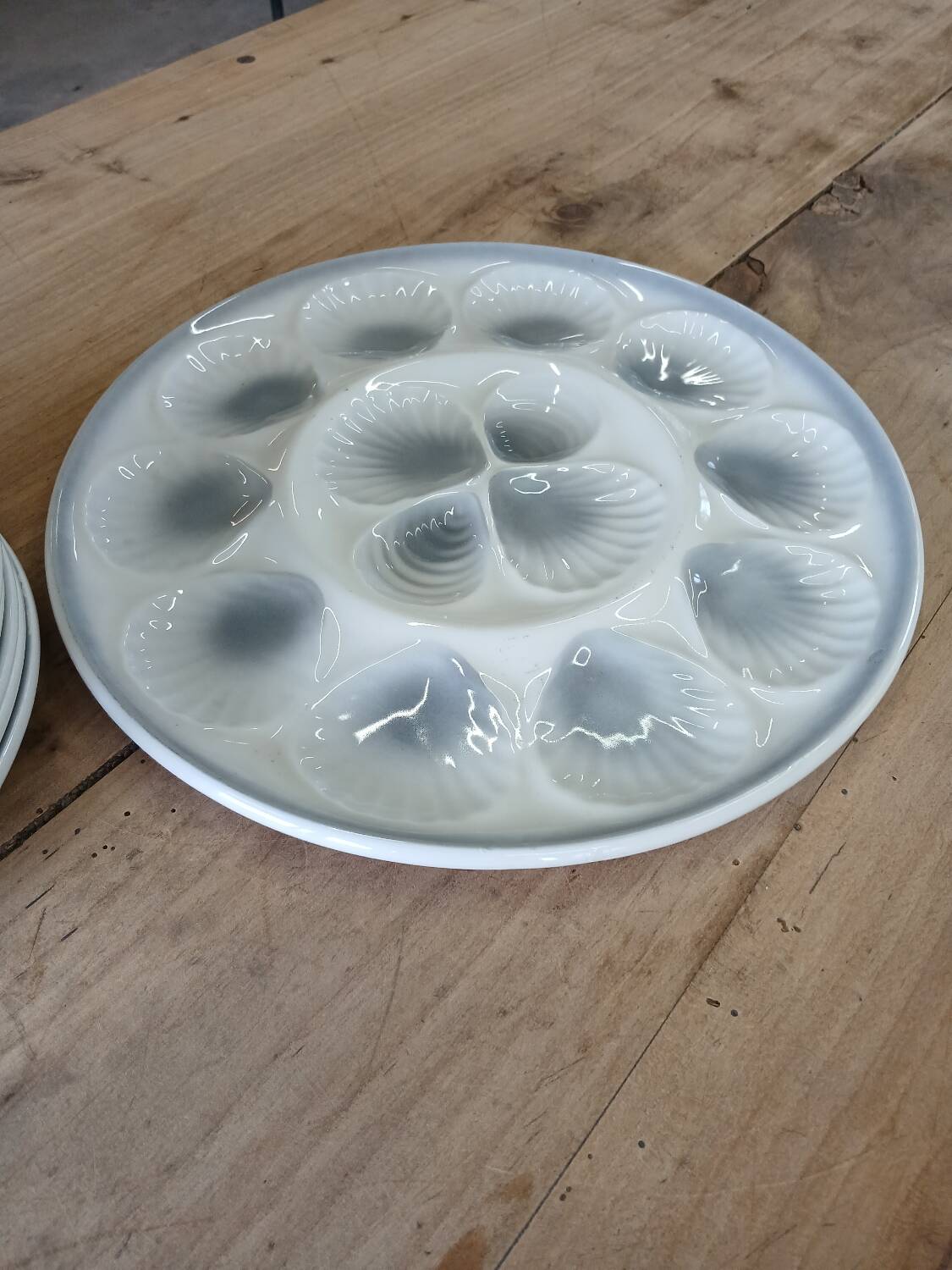 11 plates and 1 oyster dish Moulin des Loups