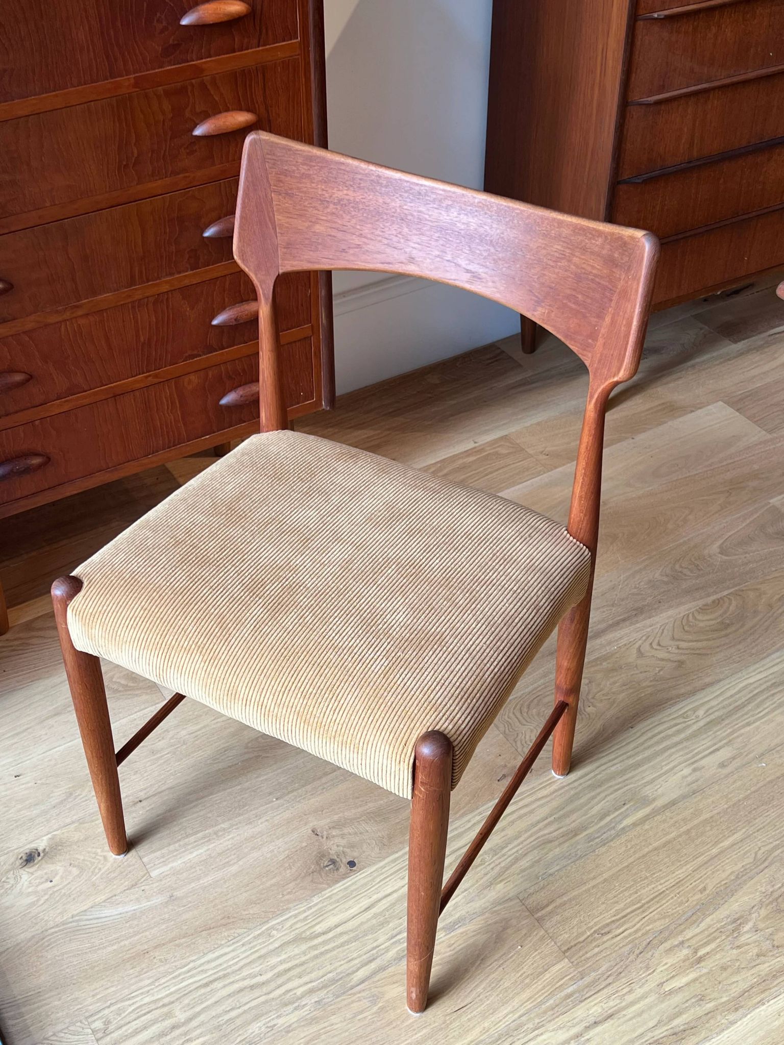 Scandinavian teak chair "Alfhild" – Honey corduroy