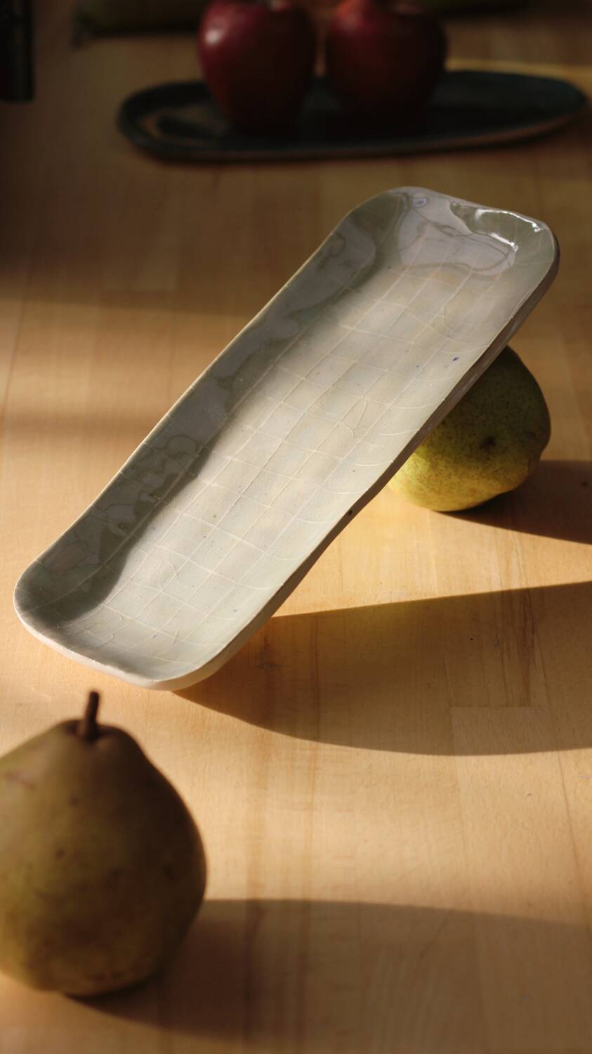 Elongated cake plate