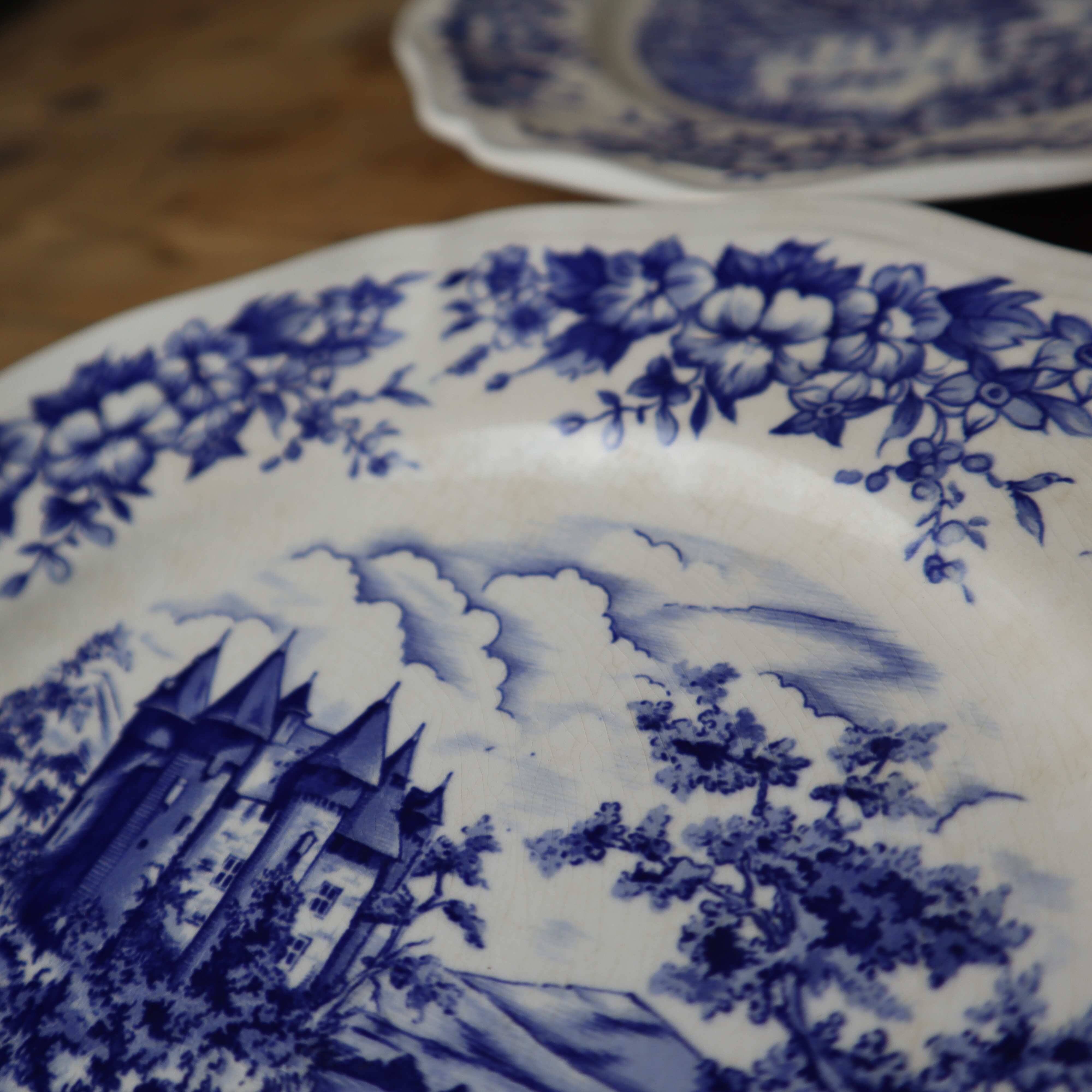 8 vintage Sarreguemines flat plates, Castle model