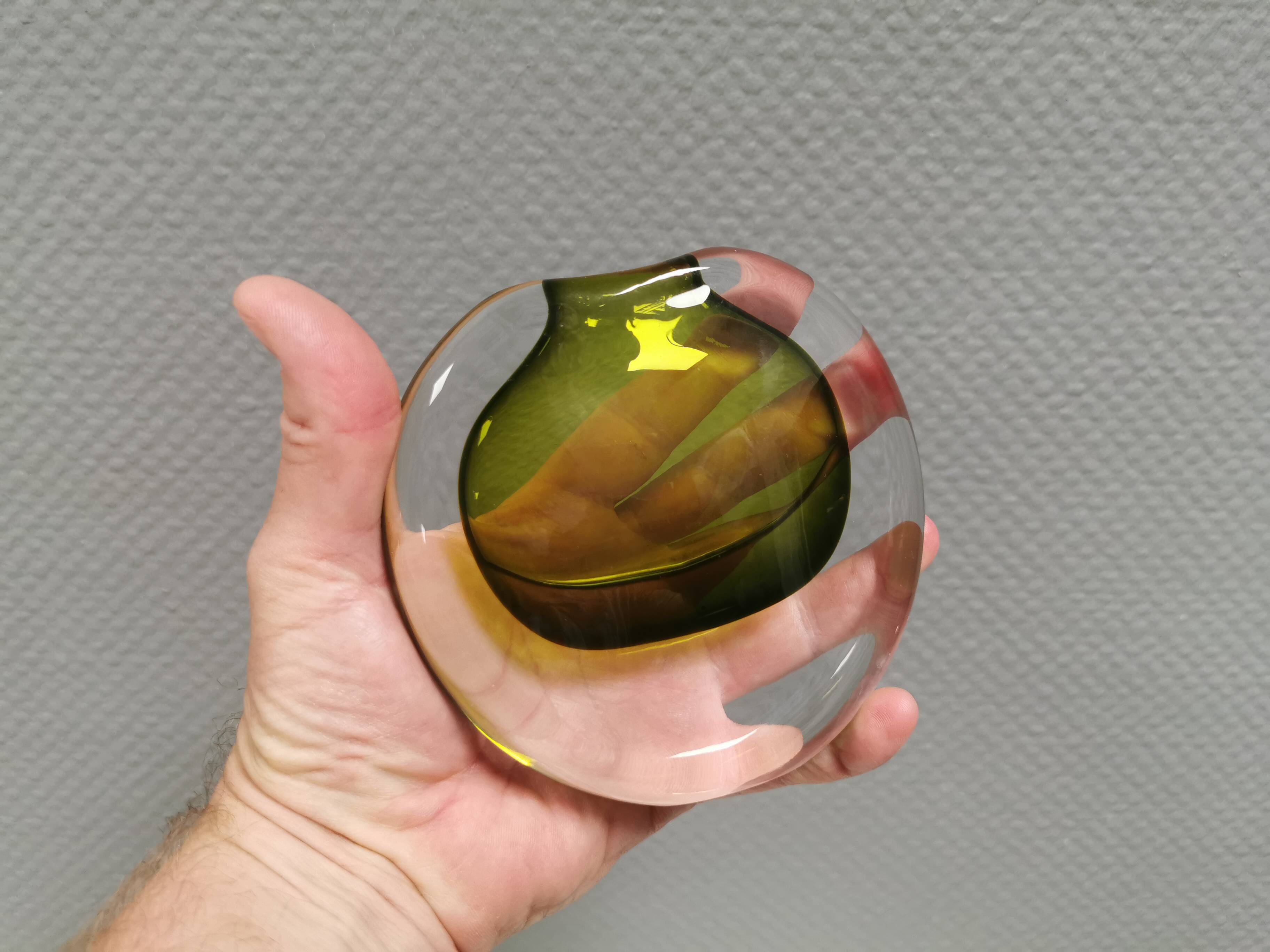An exceptionally beautiful vase crafted using the ‘Sommerso’ technique.