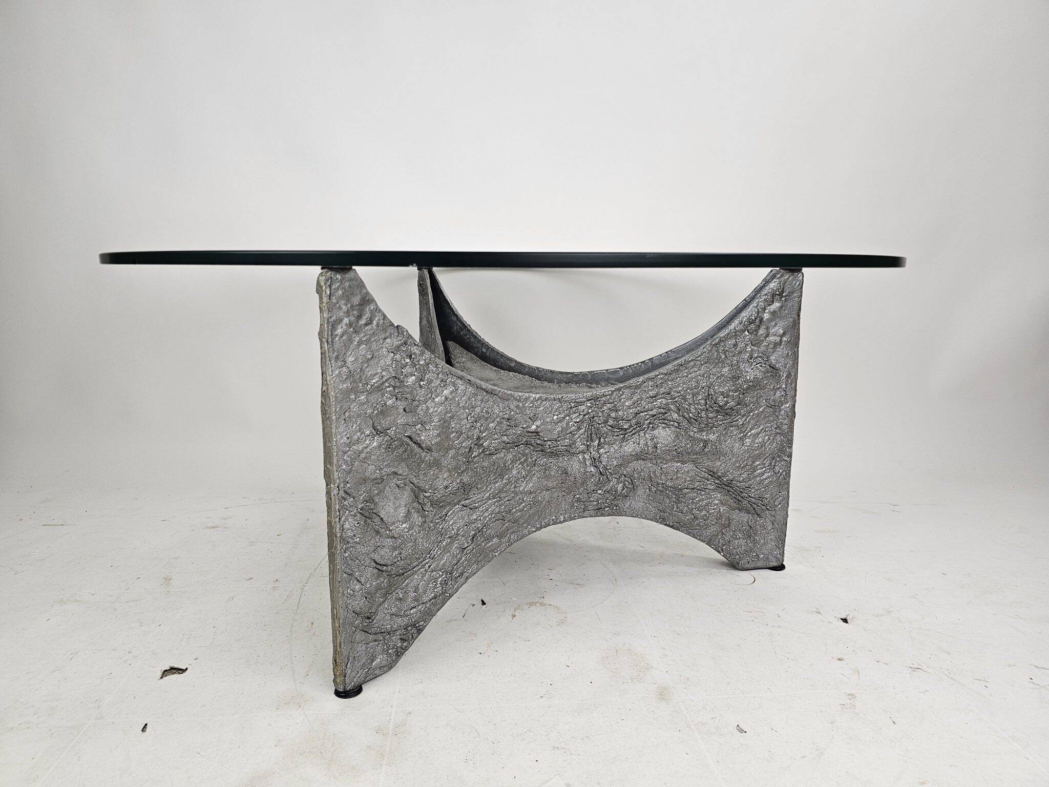 Table basse brutaliste ronde en aluminium coulé avec verre éclairé, années 1970