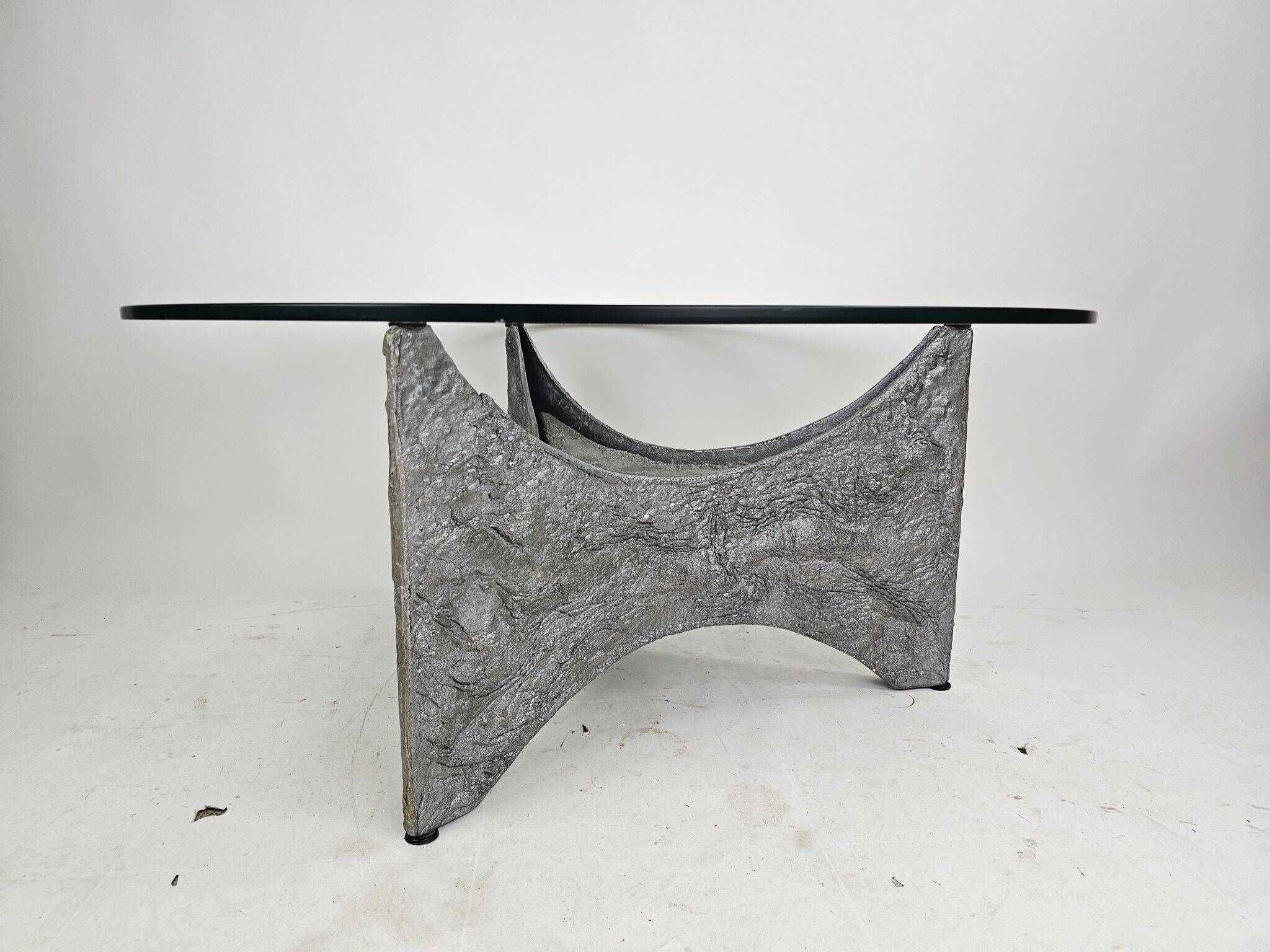 Table basse brutaliste ronde en aluminium coulé avec verre éclairé, années 1970