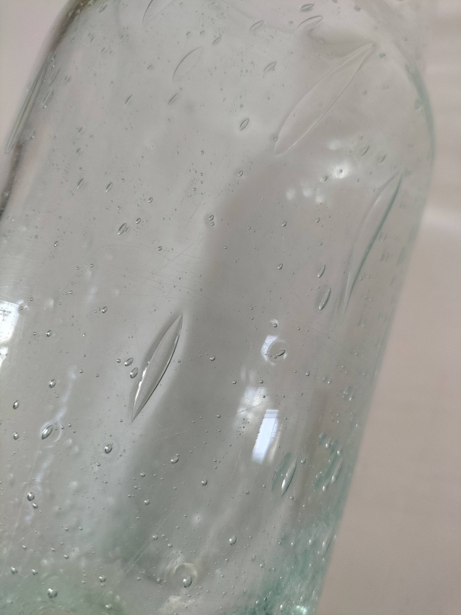 Vase vintage en verre bullé vert très pâle, souffle artisanal
