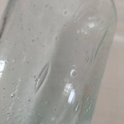 Vase vintage en verre bullé vert très pâle, souffle artisanal