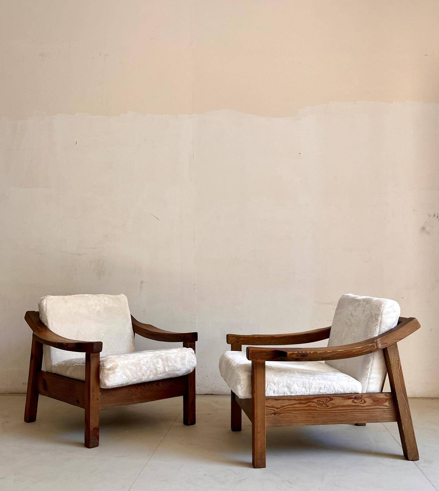 Brutalist Biosca armchairs in stained pine wood, Spain 1960