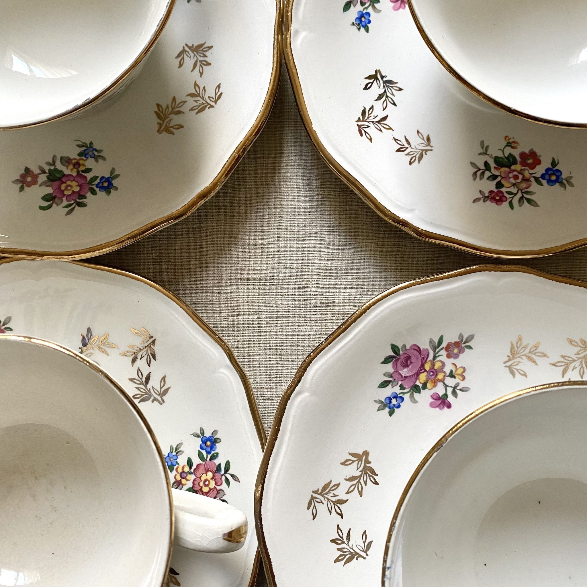 Antique tea set in Amandinoise porcelain