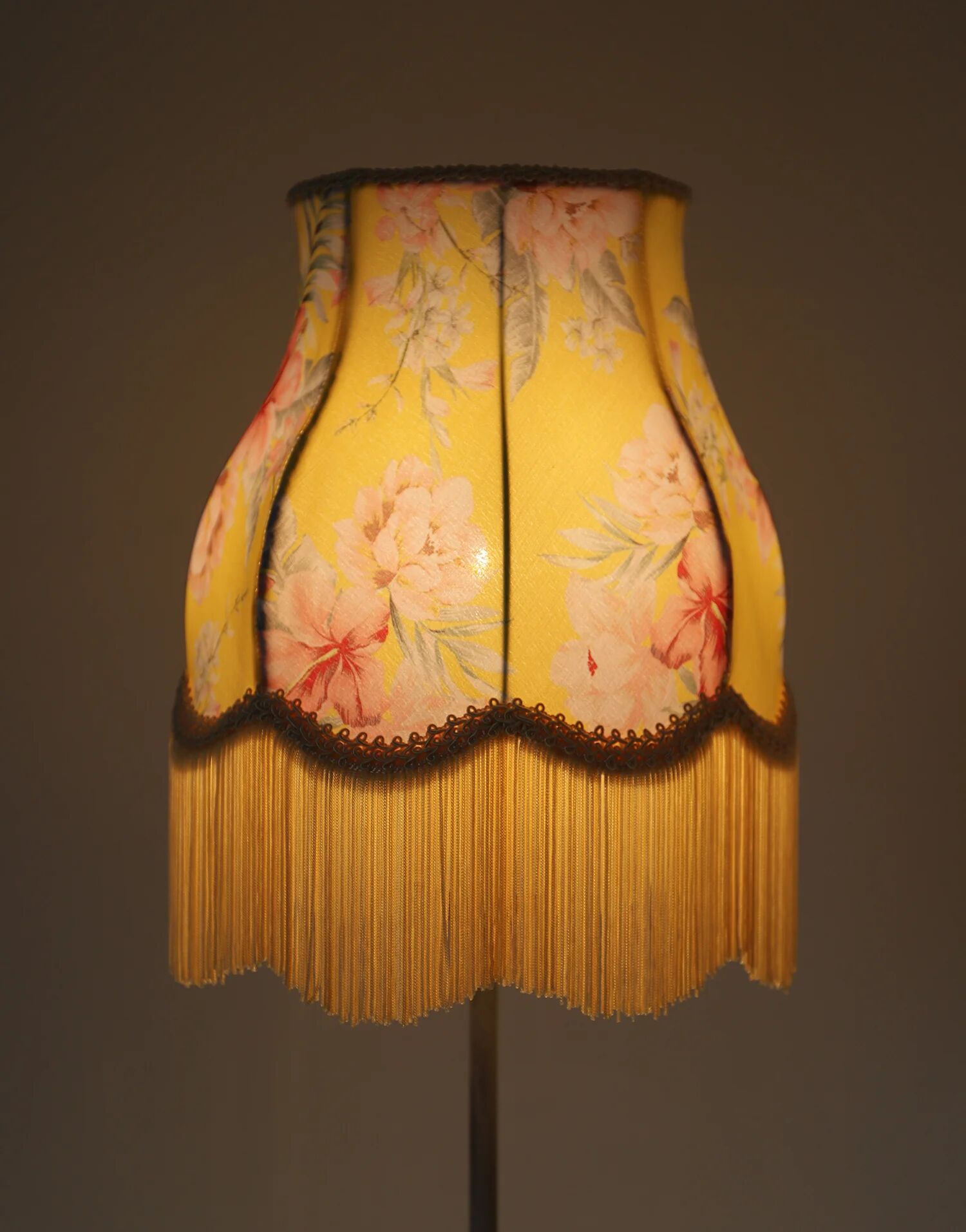 Table lamp – Vintage base and fringed floral shade