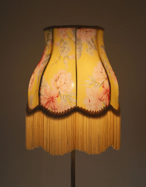 Lampe à poser – Pied vintage et abat-jour floral à franges