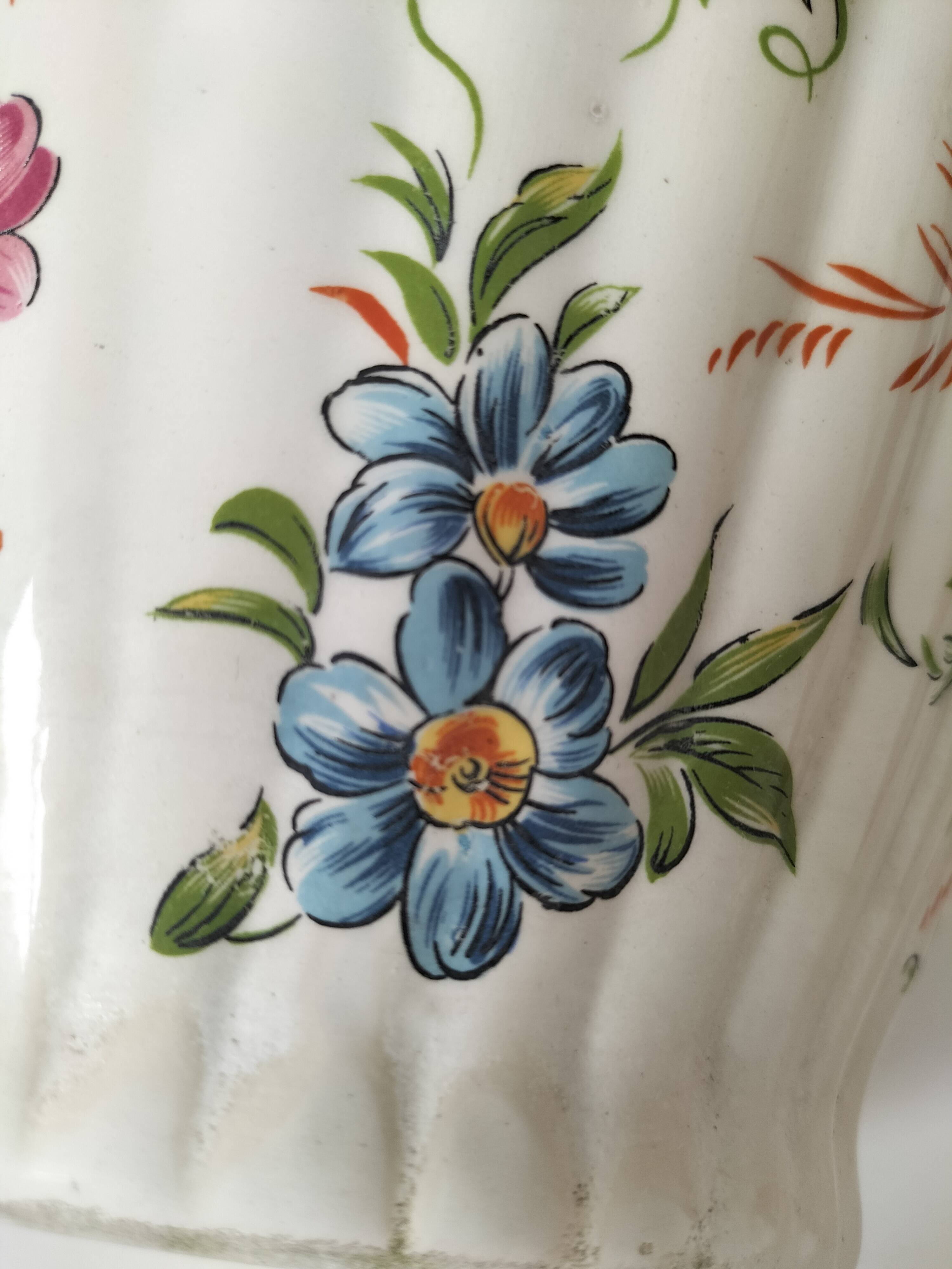 Antique vase with floral decoration in enamelled earthenware – timeless charm