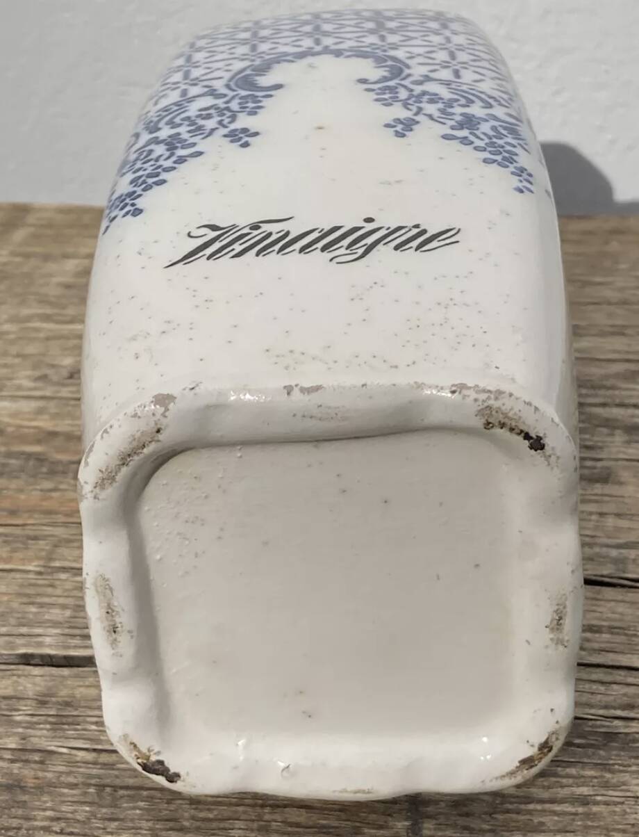 Vinaigrier XIXème bouteille à décor bleu et blanc