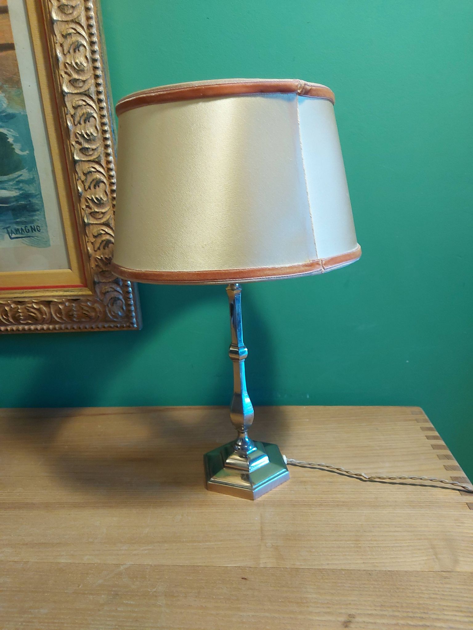 Lampe en métal argenté avec son abat jour