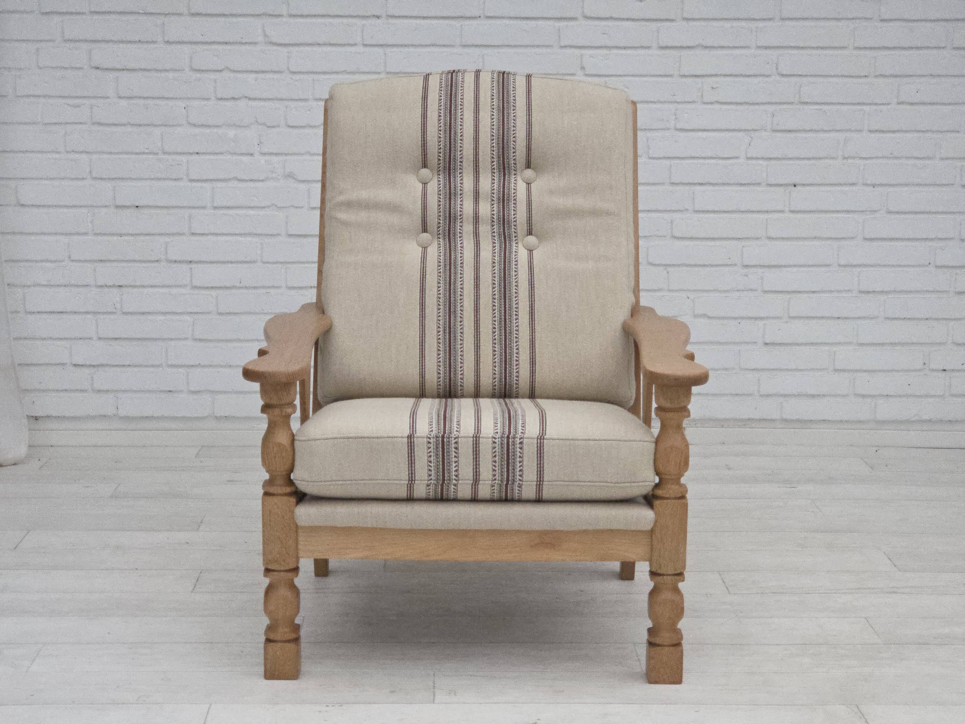 Années 1970, fauteuil danois, laine d'ameublement, bois de chêne massif.