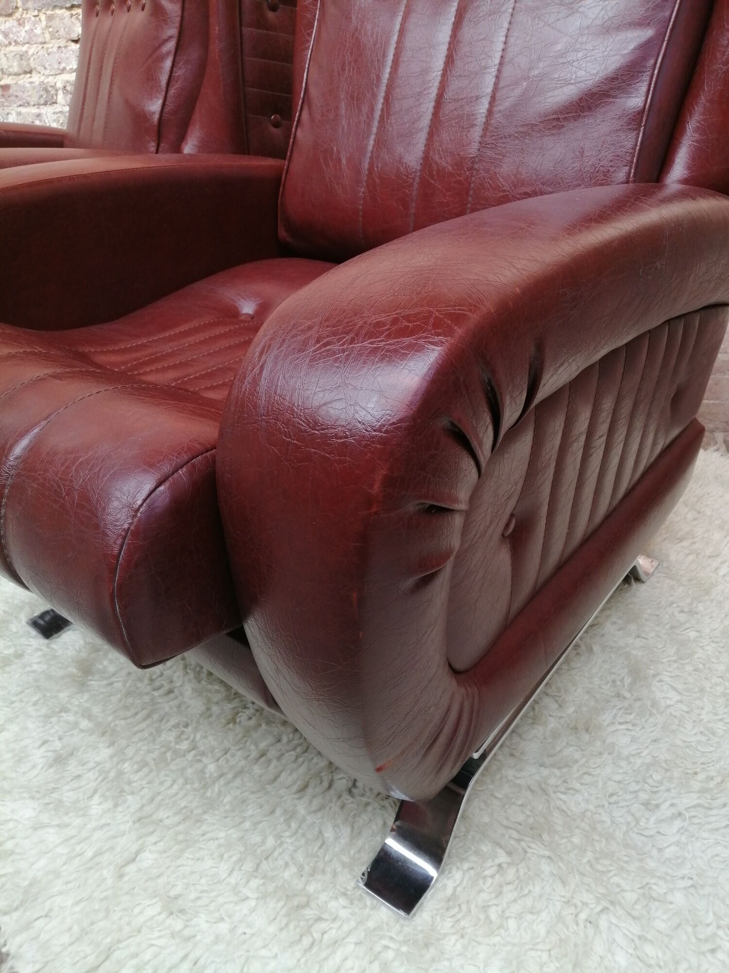 Couple de fauteuil en simili cuir rouge bordeaux, annees 70