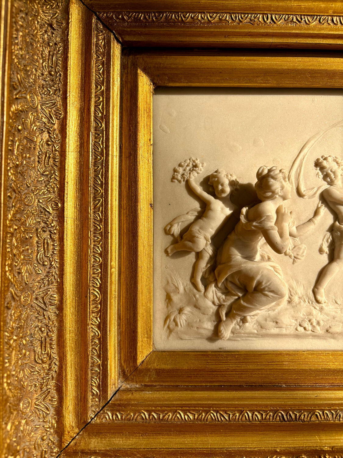 Marble bas-relief tableau of Putti