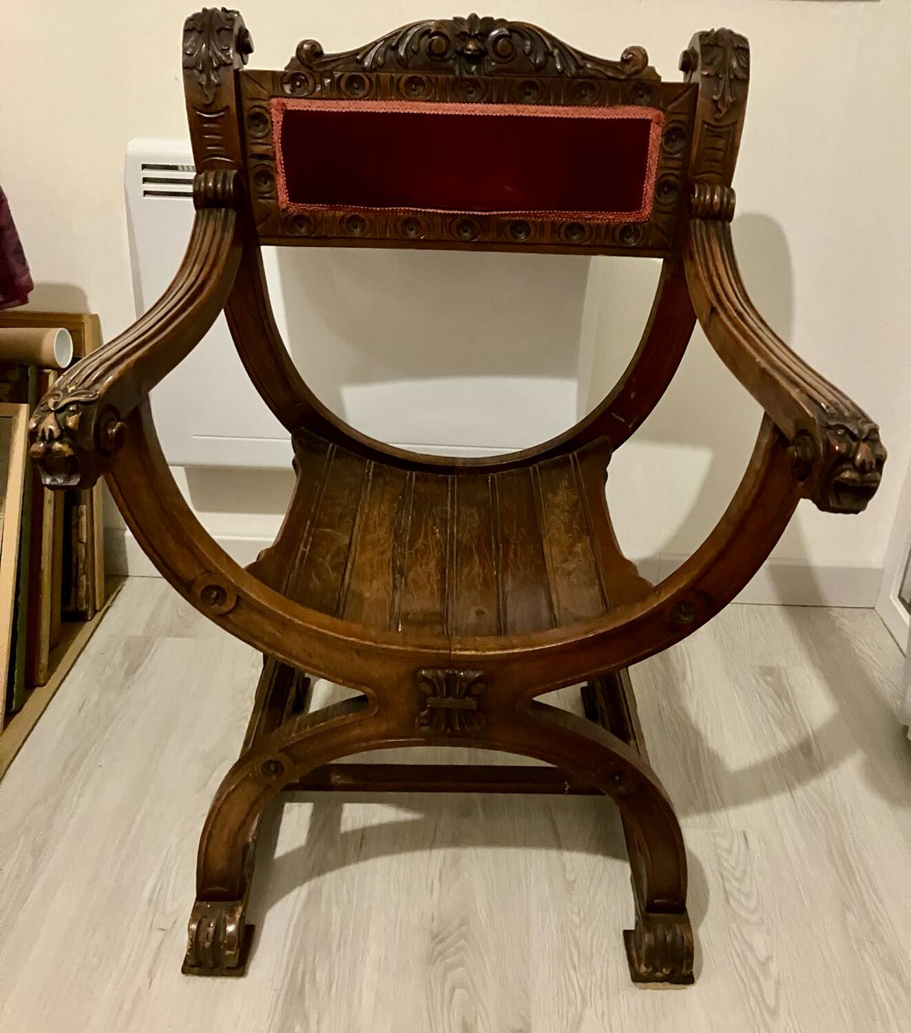 Renaissance-style Dagobert armchair in wood