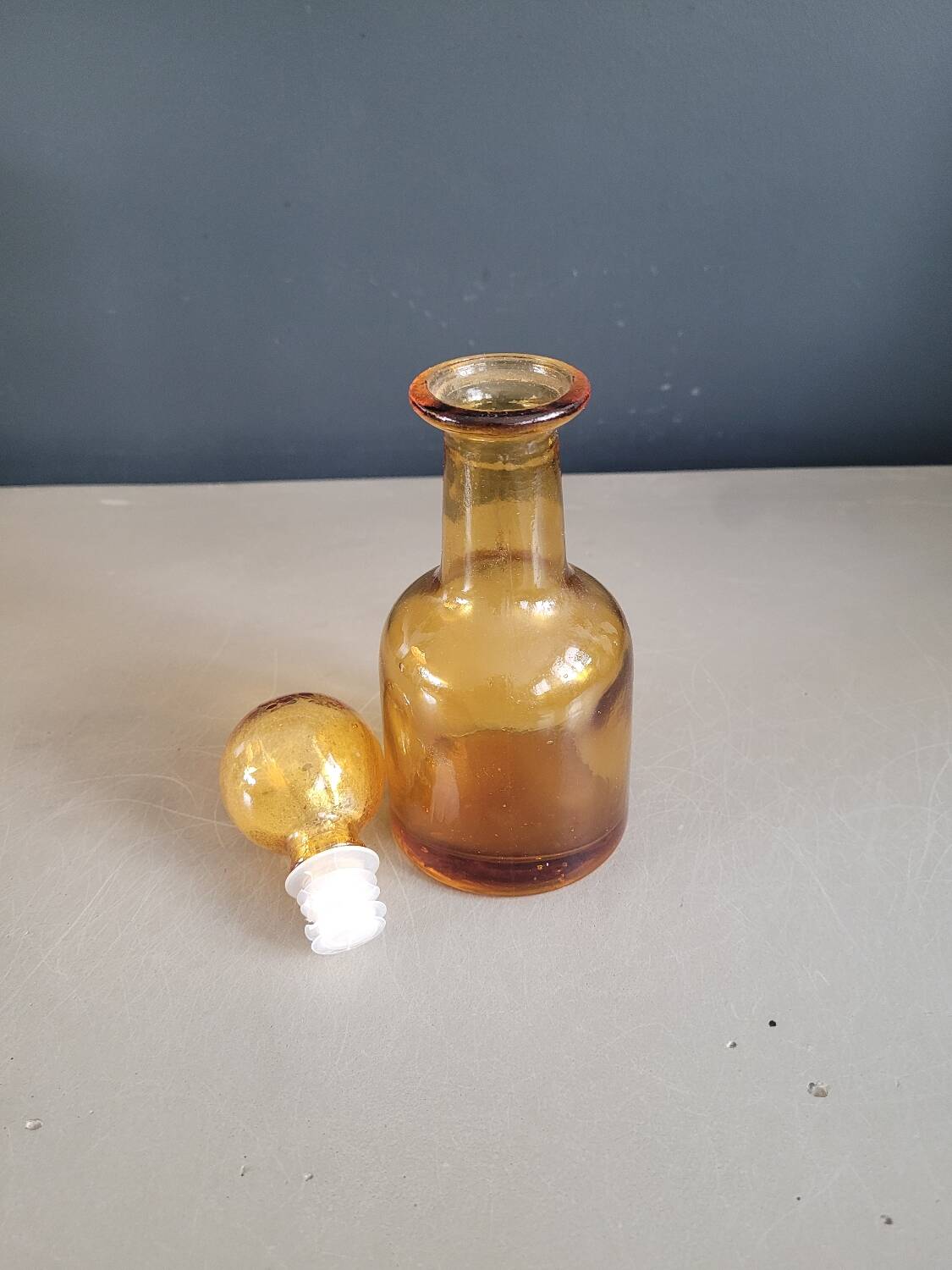 Amber molded glass carafe with stopper