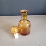 Amber molded glass carafe with stopper