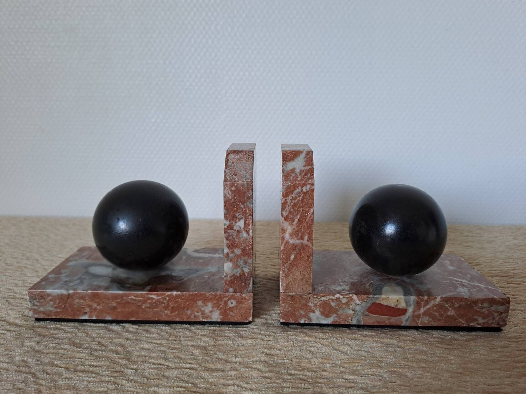 Pair of red marble bookends with black stone spheres – Art Style