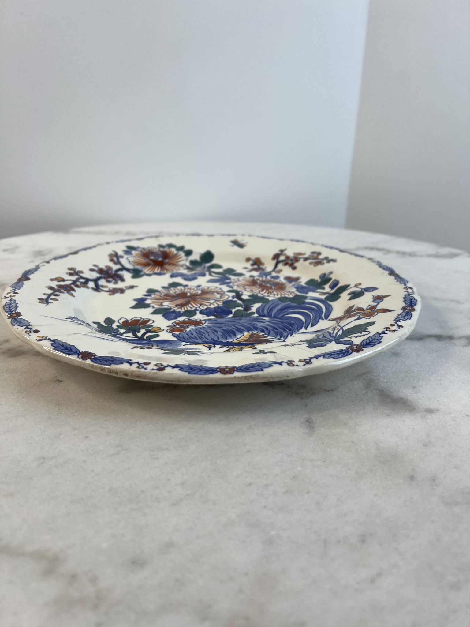 Assiette ancienne en faïence de Gien — modèle “Coq aux Pivoines”