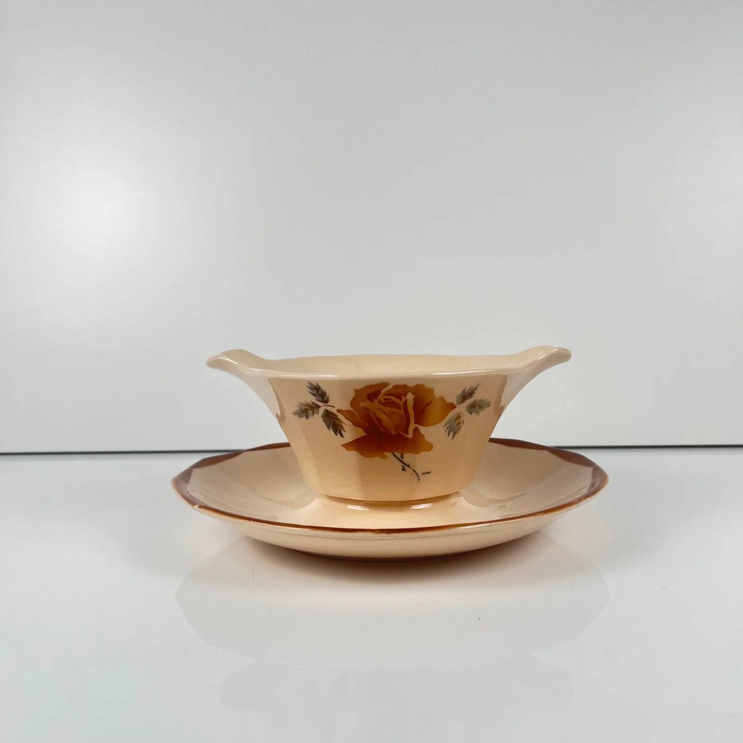 Digoin - Sarreguemines sauce boat, rose pattern, first half of the 20th century.