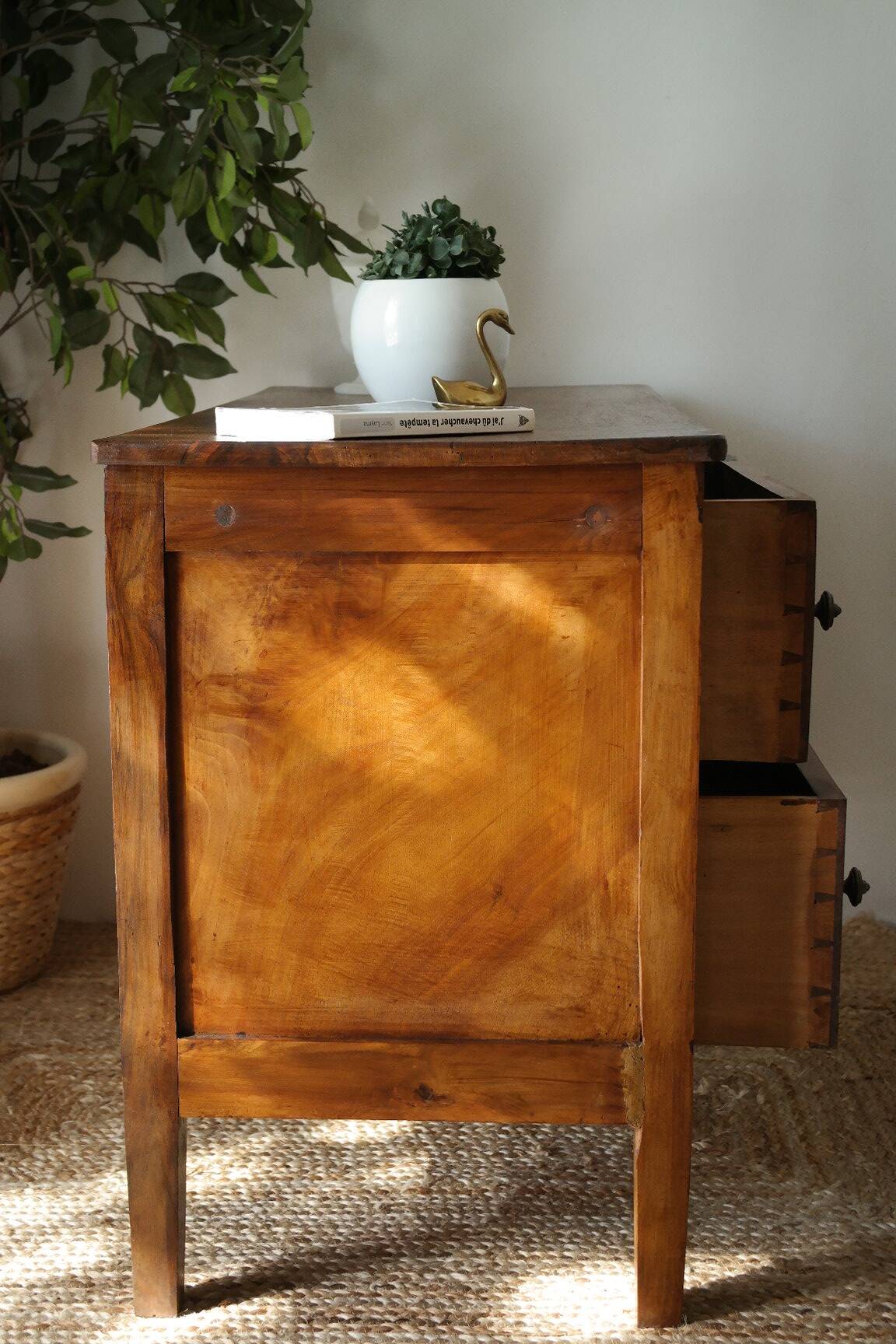 Commode basse en noyer, XXème