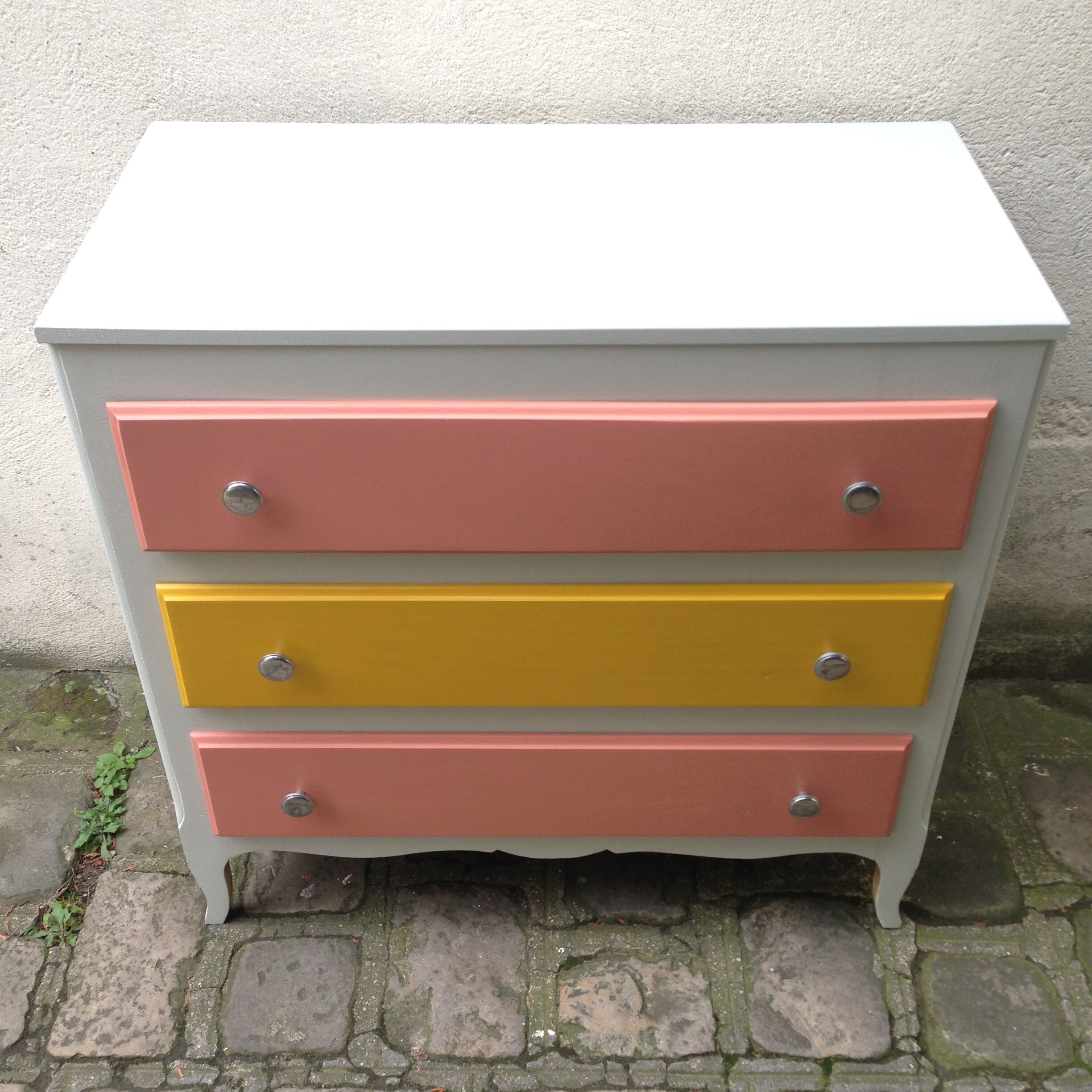 Tricolour dresser