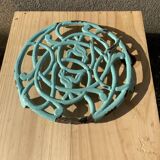 Dessous de plat ancien en fonte émaillée  bleu verte ciselure oiseaux format rond