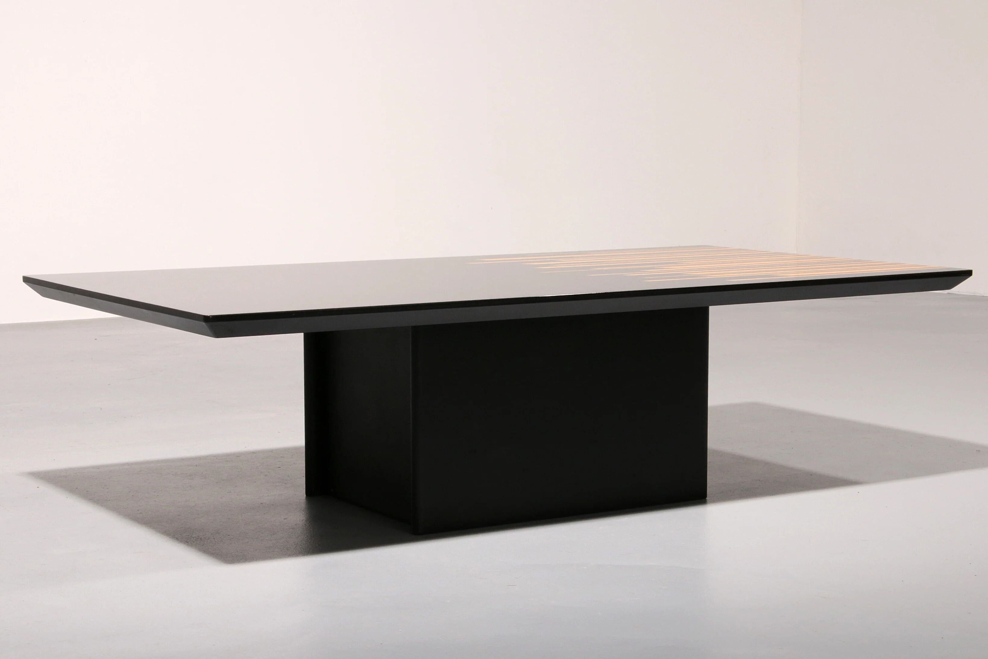 1980s Italian coffee table in black and yellow lacquered wood