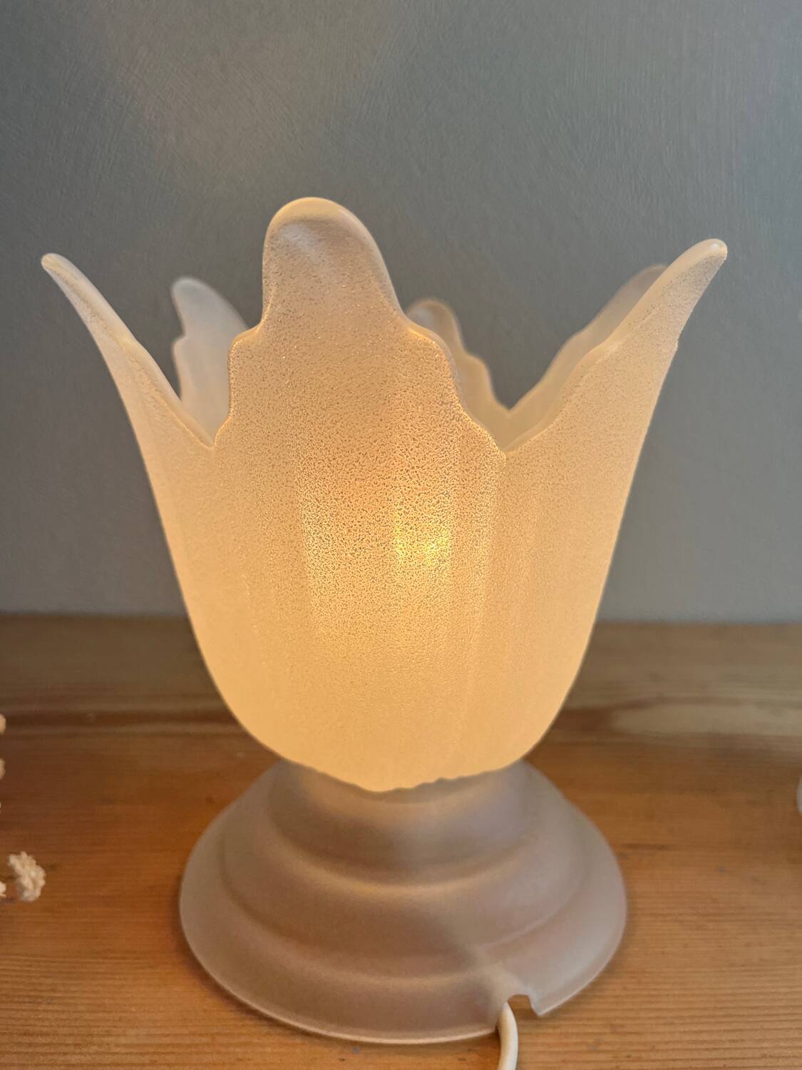 Vintage tulip glass flower lamp
