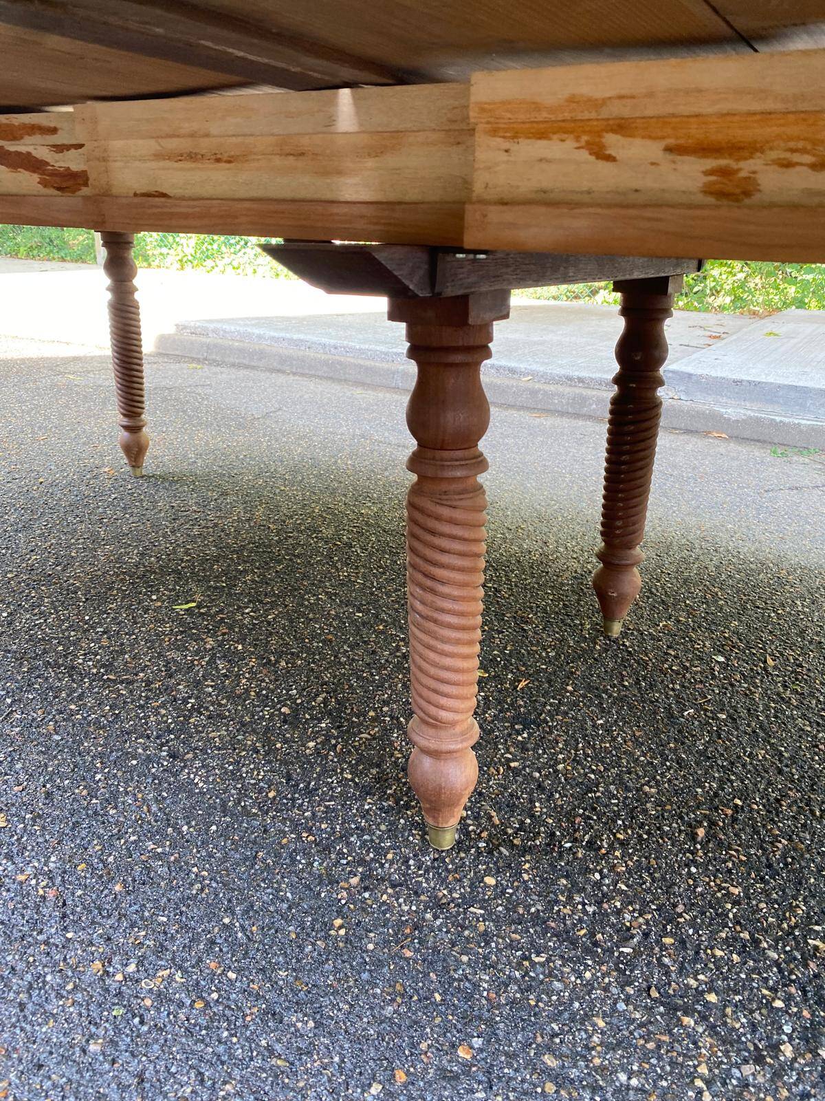Round extendable banquet table stripped in solid mahogany with 4 extensions, 19th century.