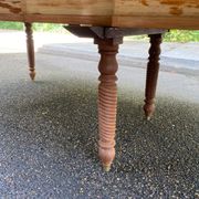 Round extendable banquet table stripped in solid mahogany with 4 extensions, 19th century.