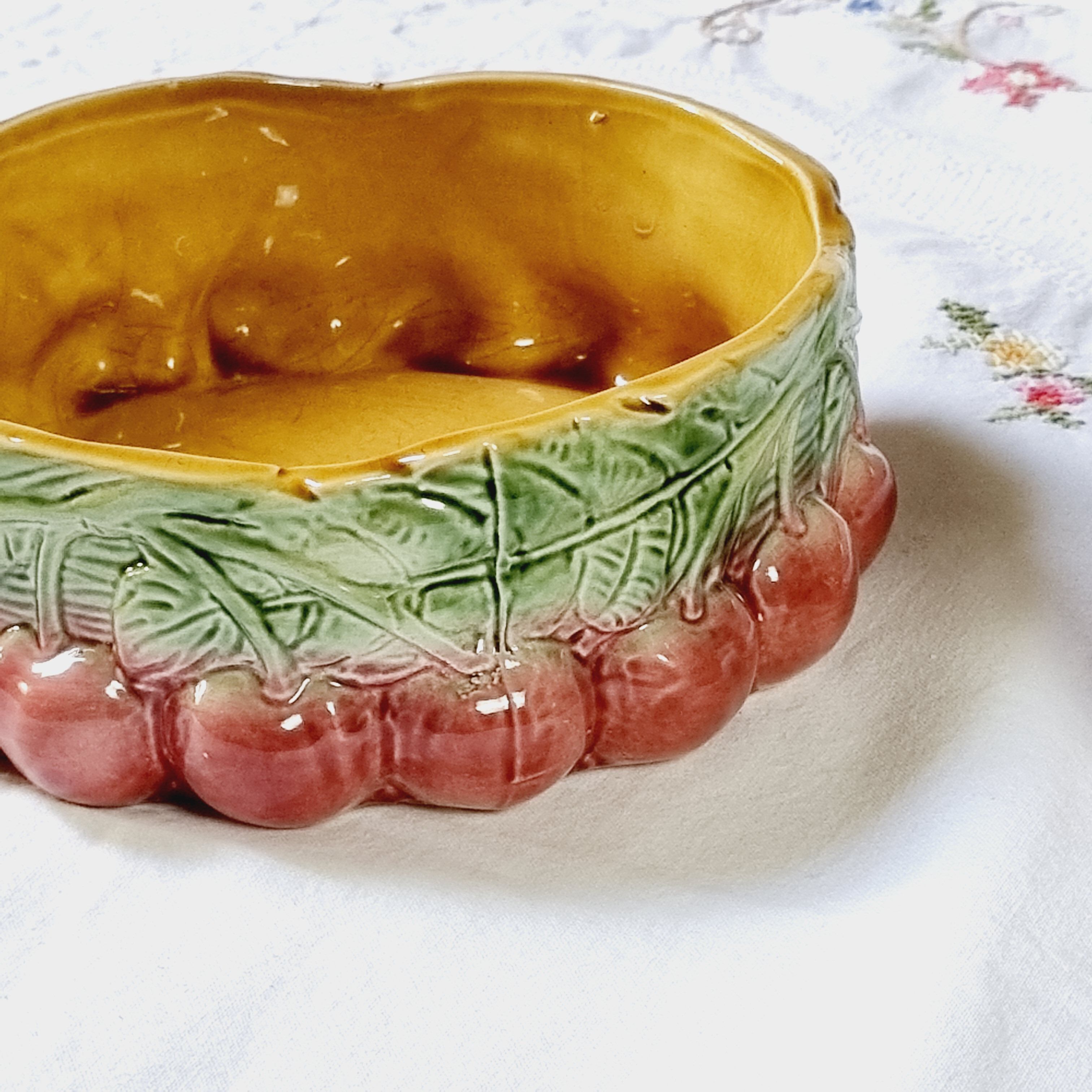 Plat en barbotine cerise Sarreguemines