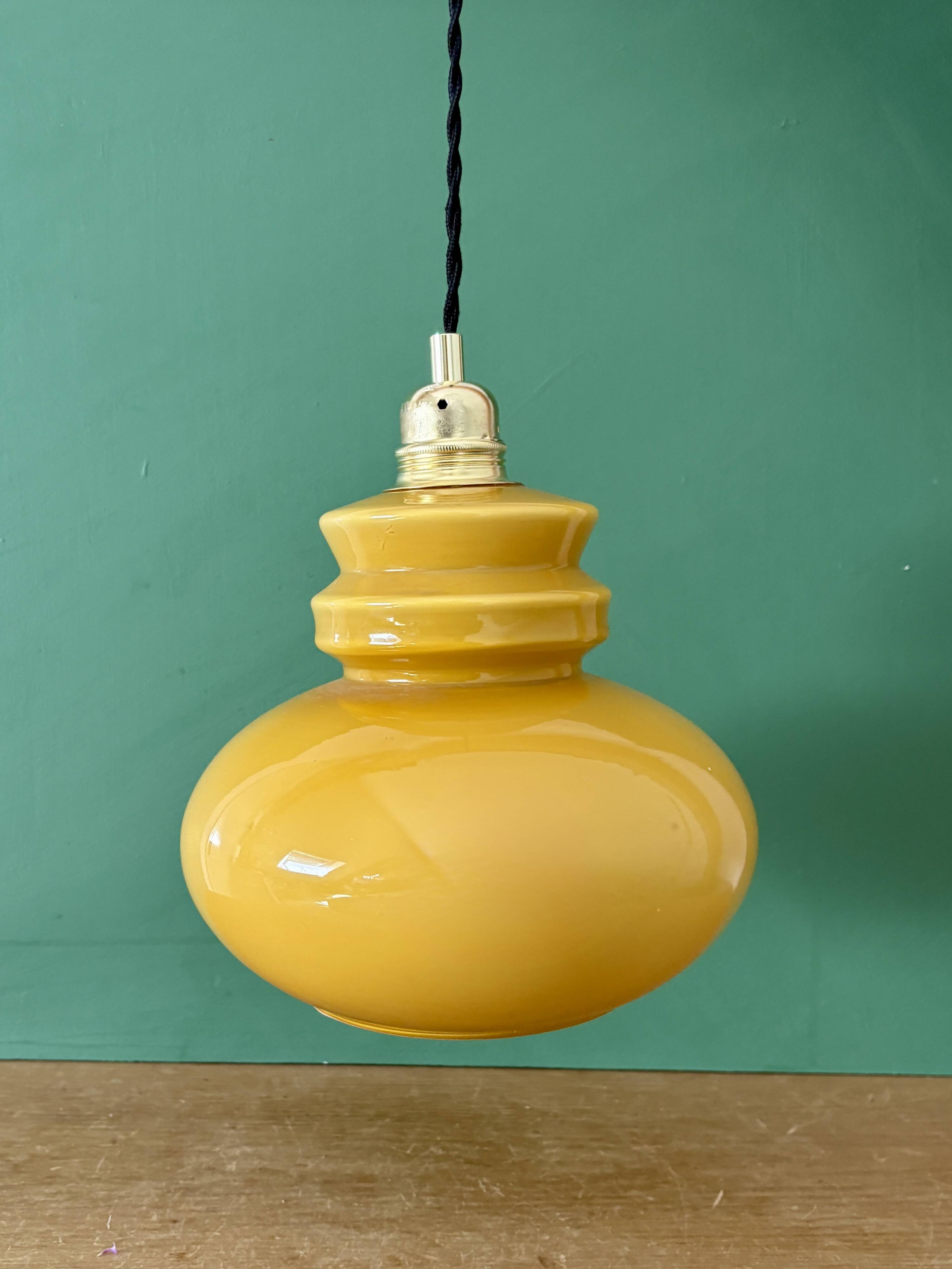 Suspension globe vintage en opaline ocre