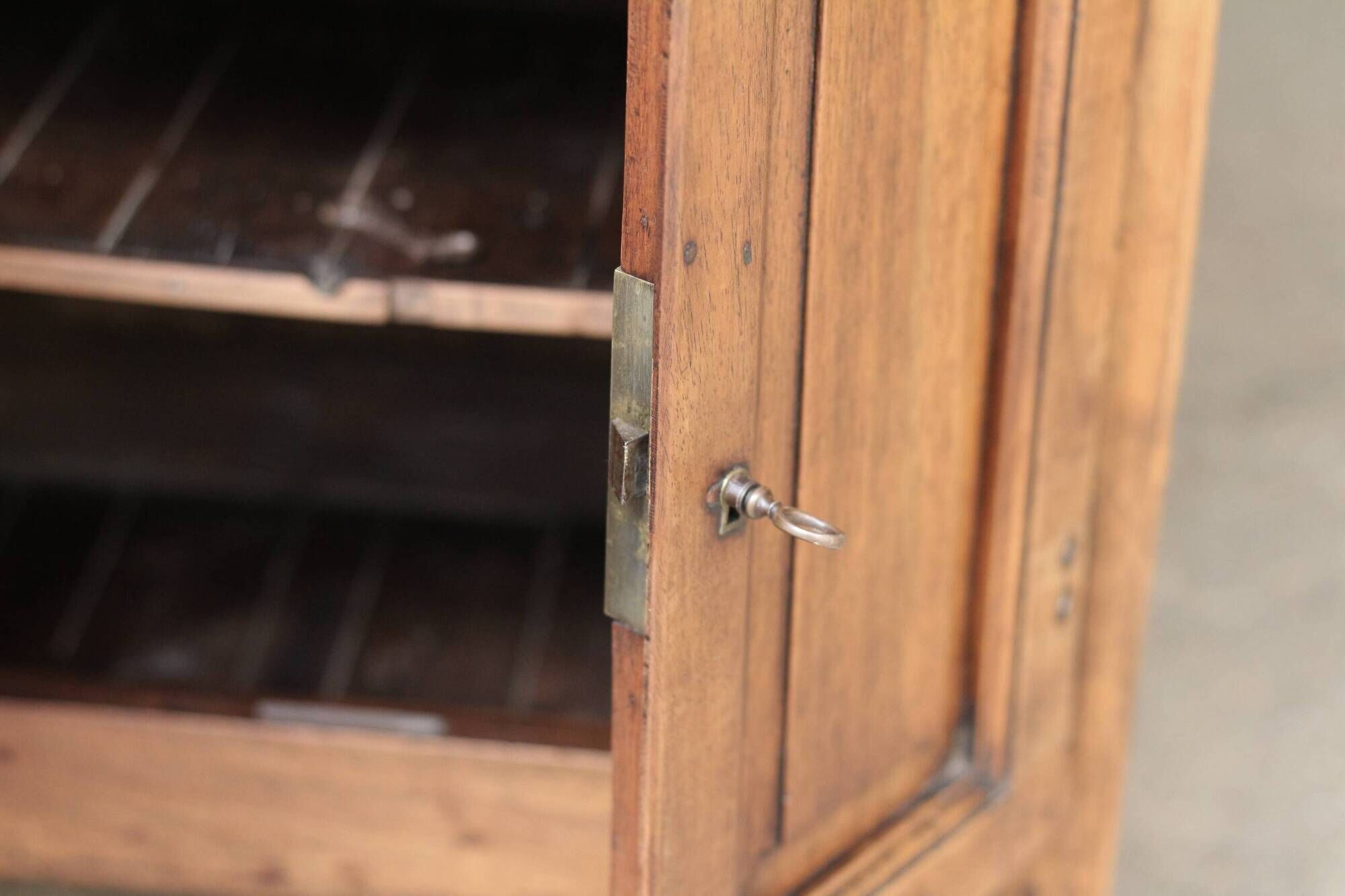 Rare: walnut display cabinet (circa 1900). Very beautiful patina.