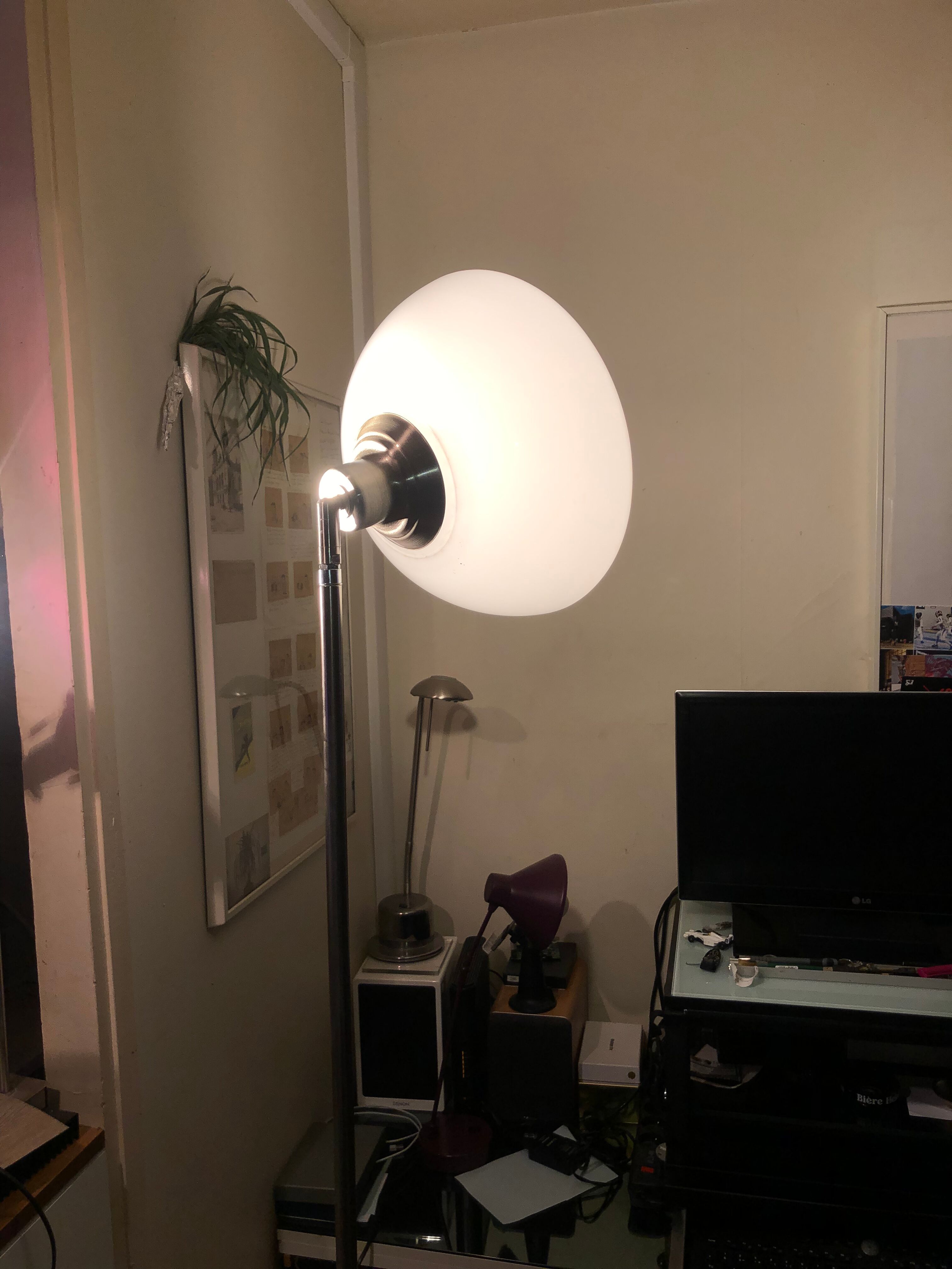 Discreet floor lamp