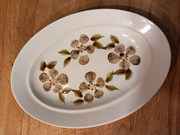 Ensemble plats et soupière en faïence de Saint Amand