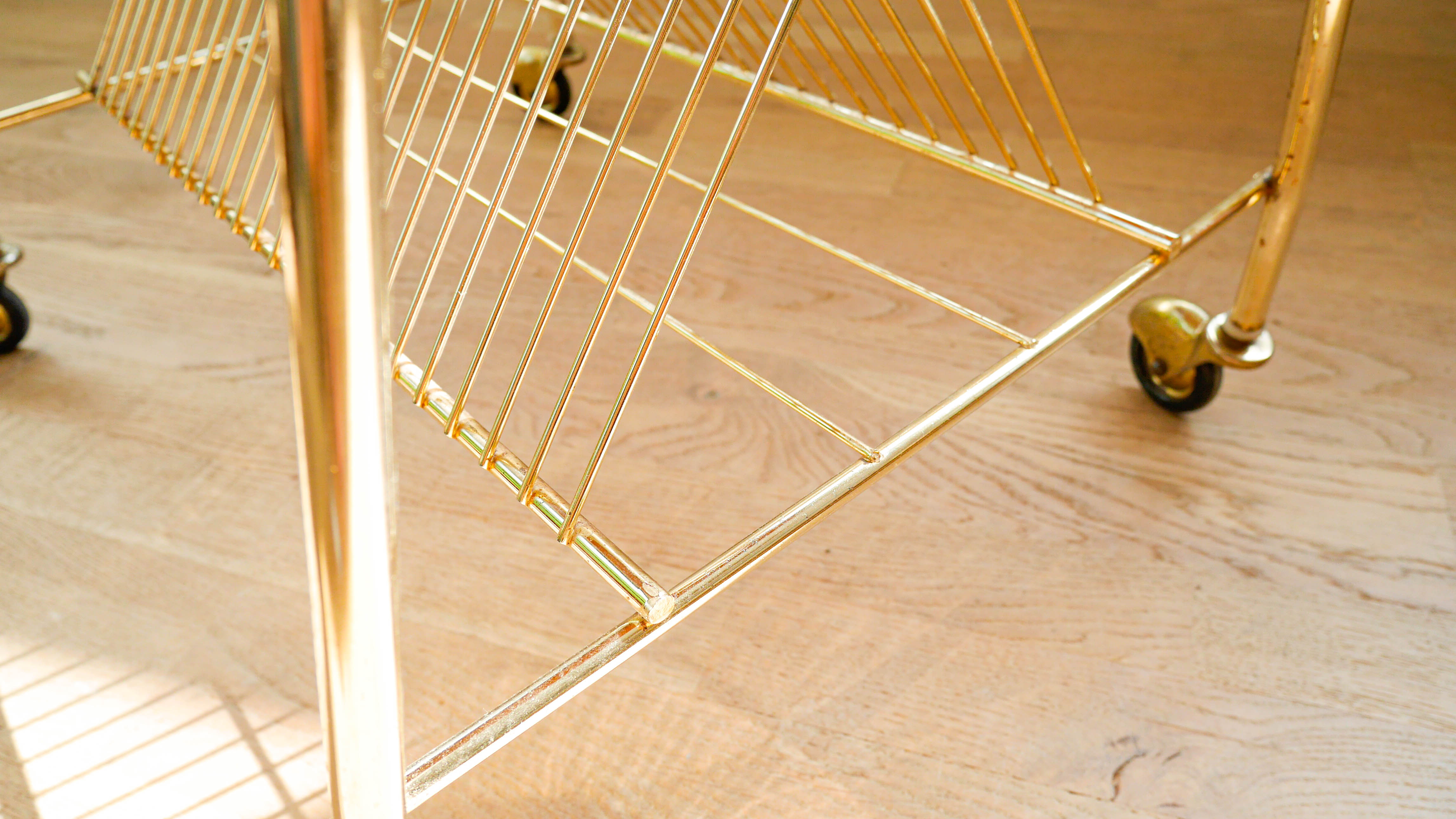 Vinyl service in gilded metal, with wooden top