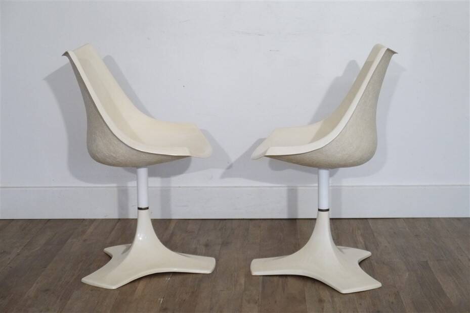 Pair of fiberglass chairs by Matti Suuronen