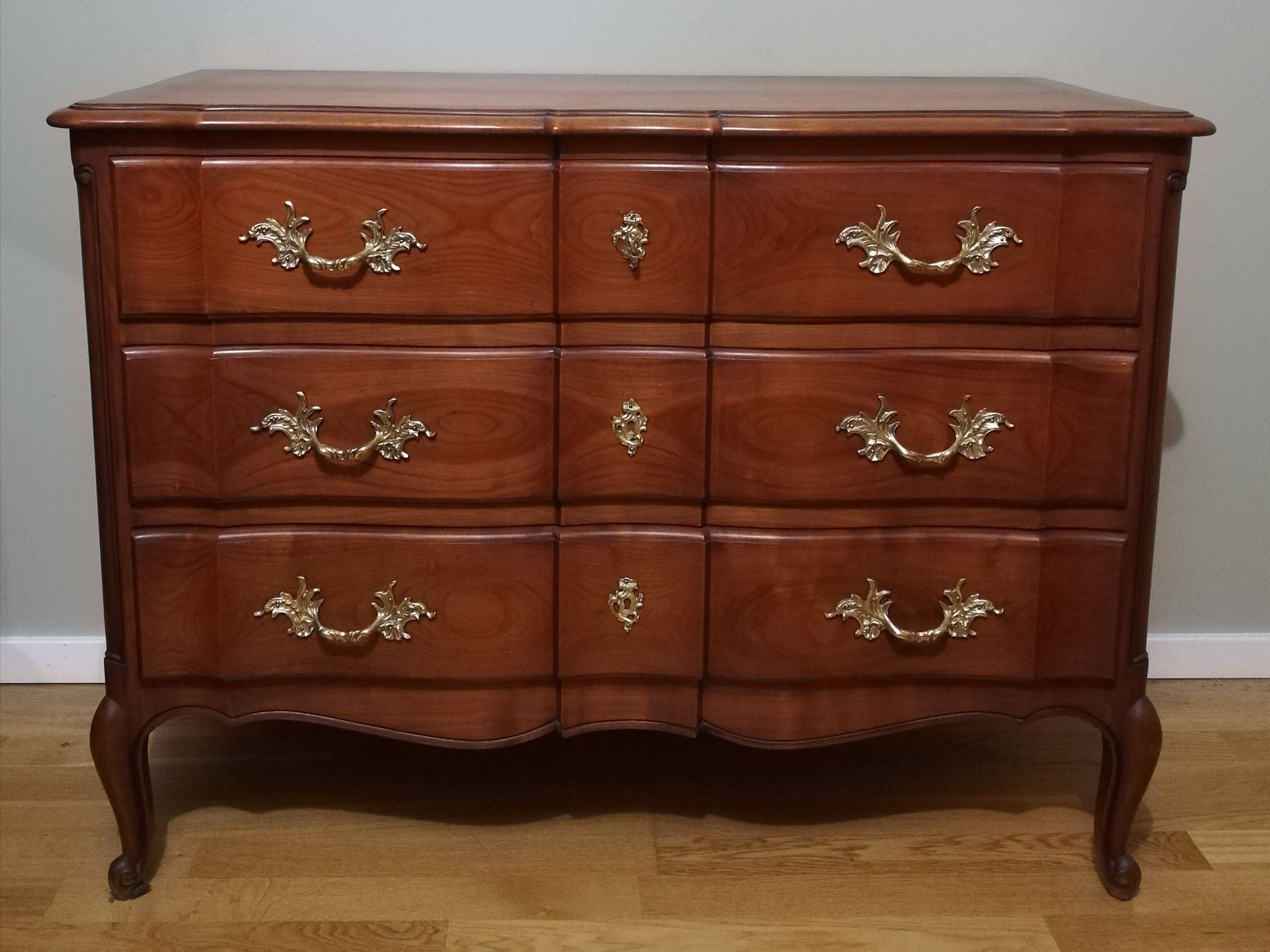 Commode arbalète trois tiroirs en merisier