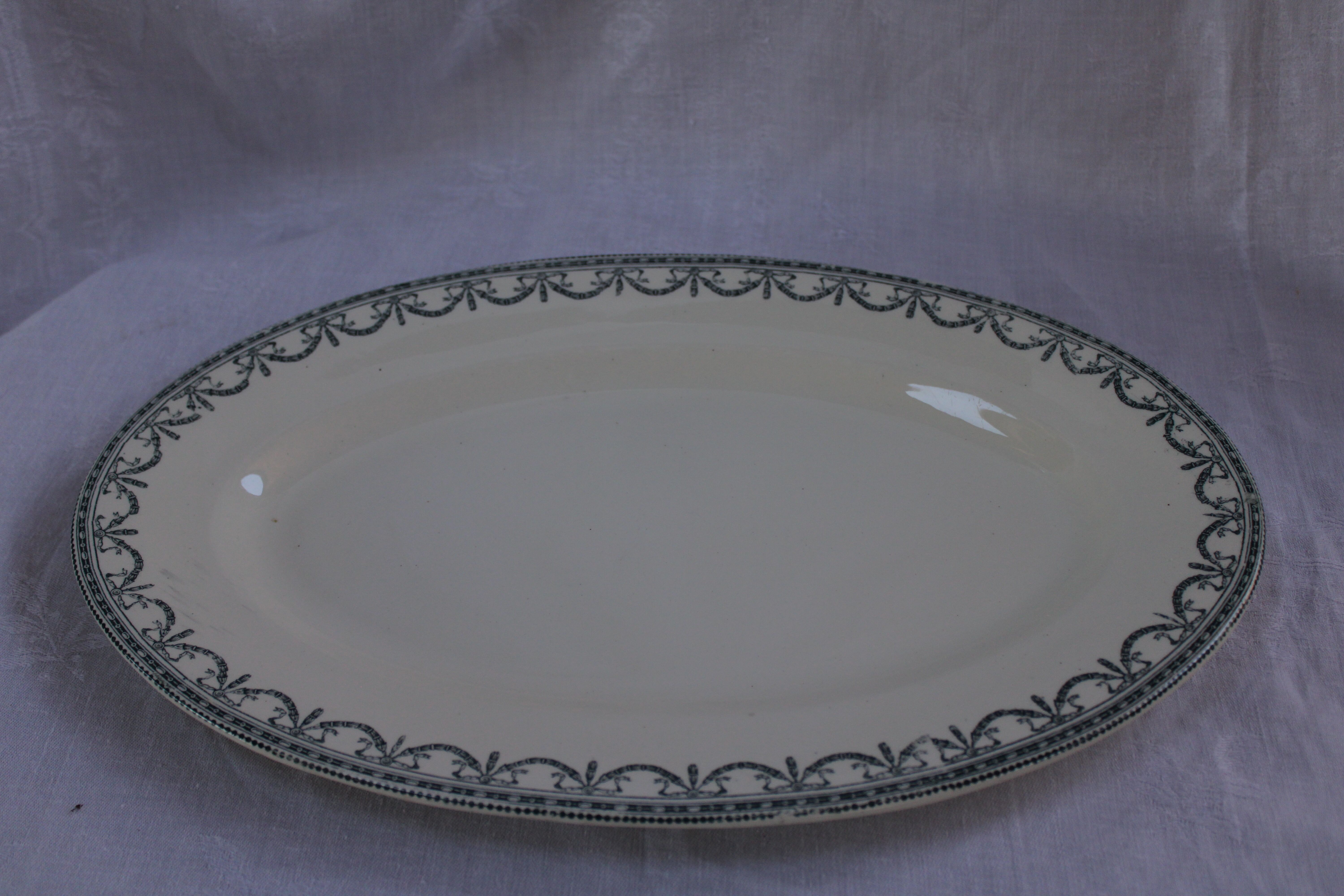 Oval plate in earthenware decoration garland Louis XVI green