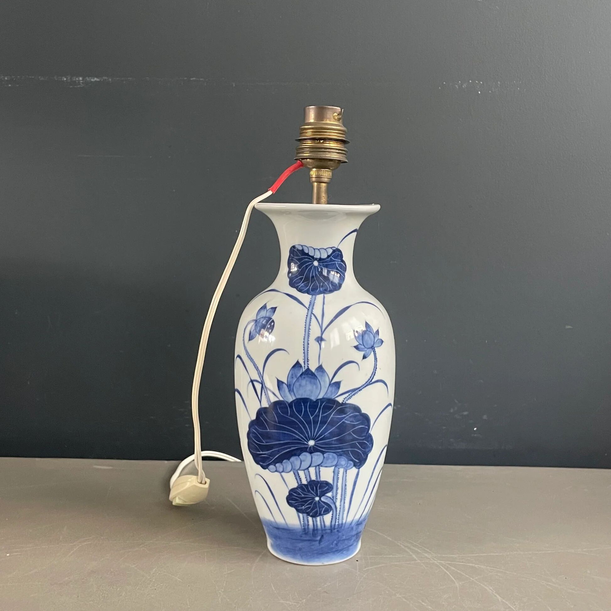 Asian lamp base made of hand-painted porcelain.