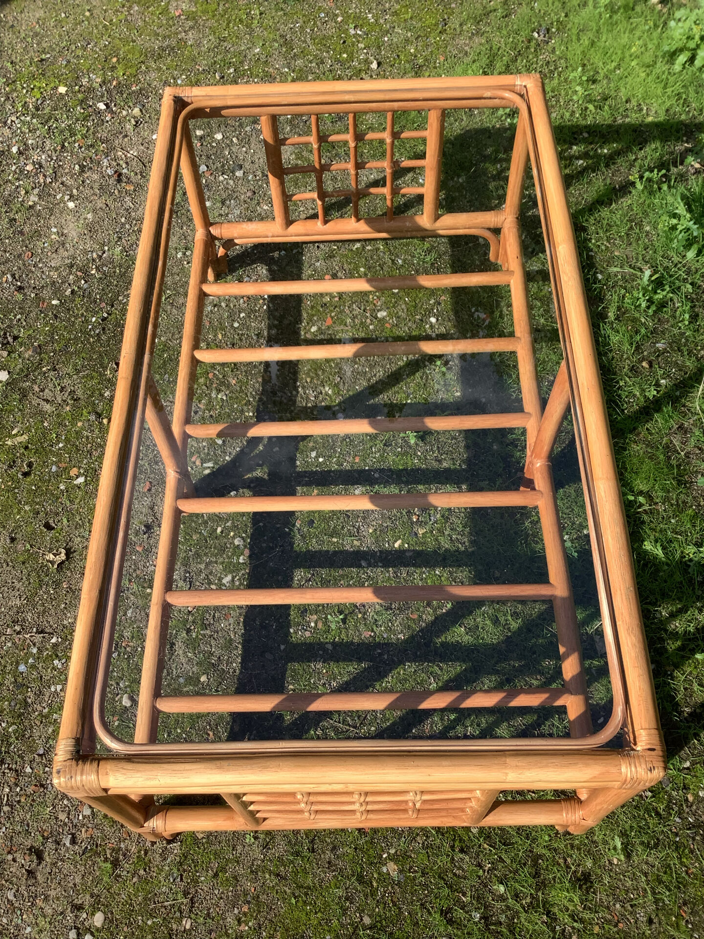 Table basse vintage en rotin et verre
