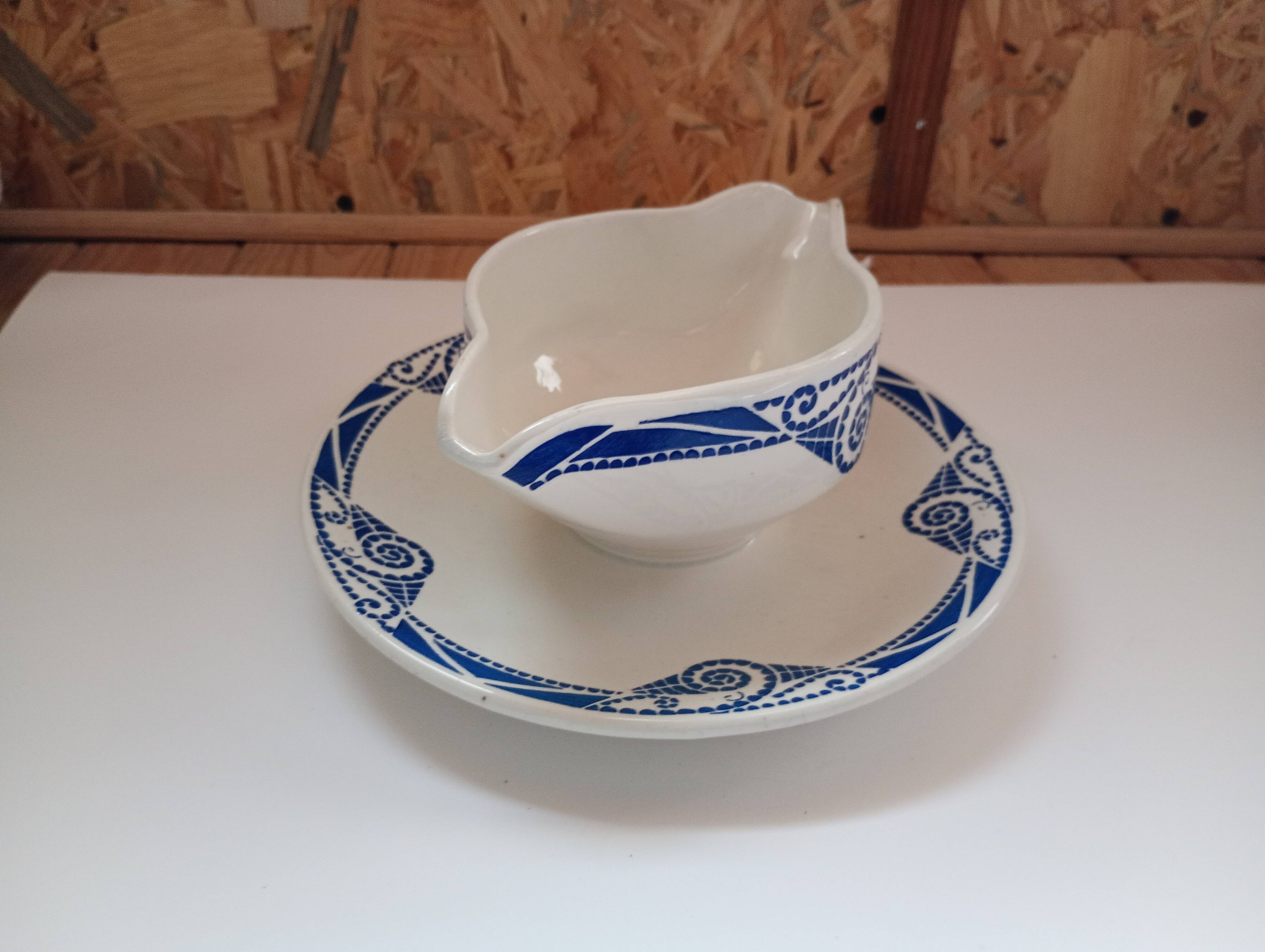 Porcelain sauce boat Moulin des Loups Orchies